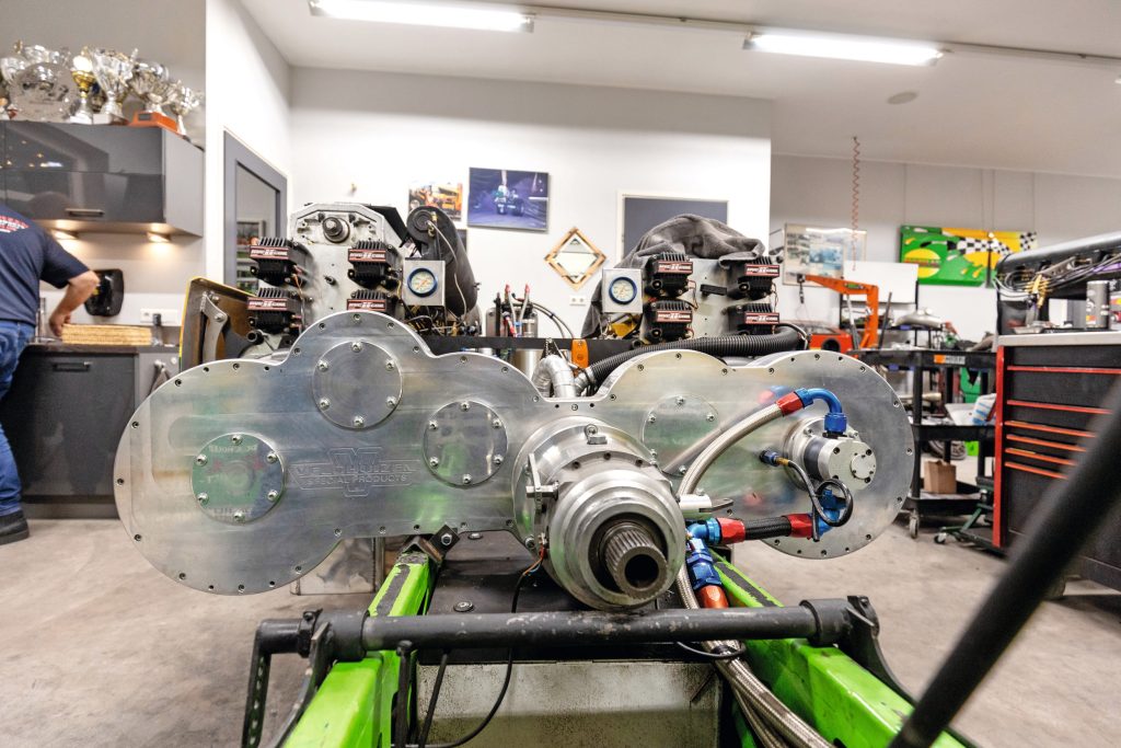 De crossbox telt links een tandwiel meer dan rechts. Beide motoren draaien namelijk tegengesteld, zodat de torsiekrachten elkaar opheffen. – Foto: Herbert Wiggerman