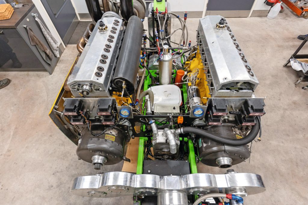 Het John Deere-motorenpaar staat niet midden op het chassis, maar een stuk uit het midden. Sindsdien gaat de trekker in één streep rechtuit. – Foto: Herbert Wiggerman