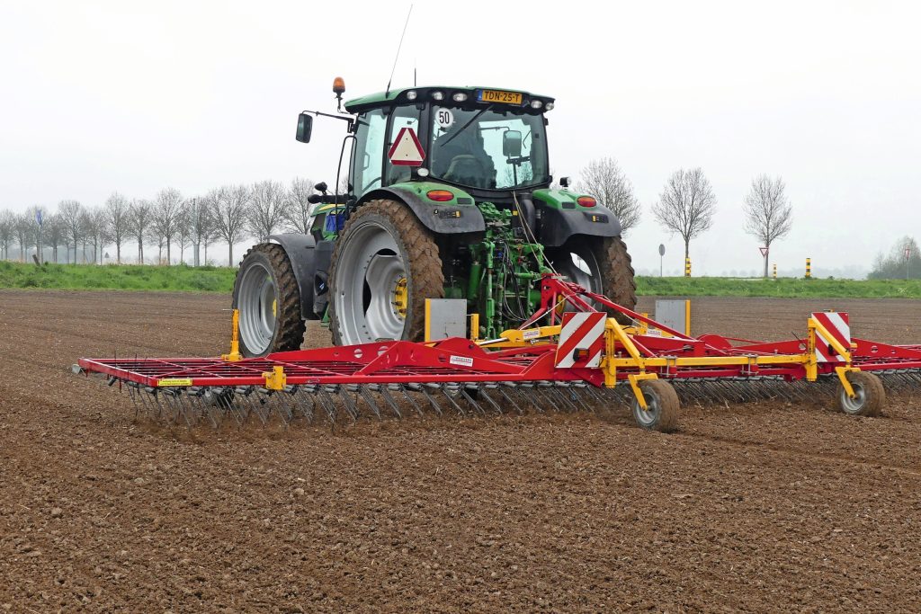 Bedekken van onkruid is de belangrijkste verdienste van een wiedeg. Onkruid lostrekken gebeurt ook, maar in beperkte mate. Daarnaast is een wiedeg prima inzetbaar om korsten te breken, zoals hier in zaaiuien. Ook dan zijn afstellen en rijsnelheid kritische factoren. Het tijdvenster om een goed resultaat te realiseren is vaak beperkt, dus zorg voor capaciteit. Die komt uit de werkbreedte.