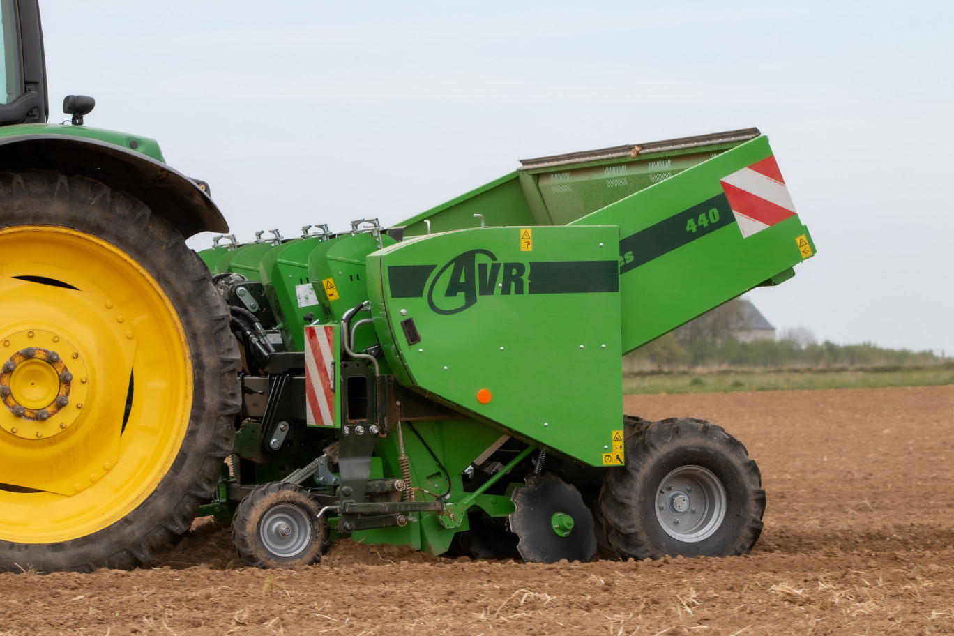 AVR, de Belgische fabrikant van aardappelpoters en -rooiers, pakt de distributie en service voor klanten en toekomstige klanten in Noord-Nederland zelf op na het wegvallen van dealer GroeNoord. – Foto: AVR