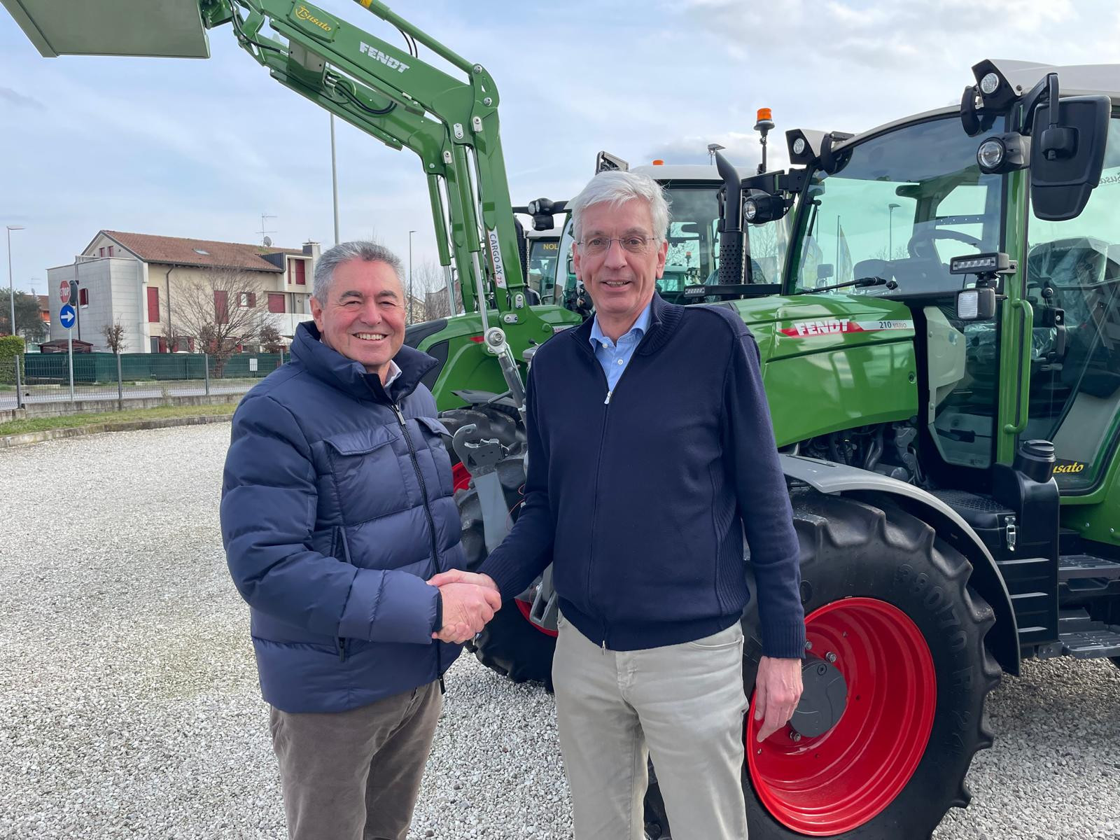 Mechan International breidt opnieuw uit in Italië. Tiziano Busato (links), eigenaar van  Busato Macchine Agricole, schudt de hand van Ronald Slaats, CEO van Mechan International, om de samenwerking te bekrachtigen. –  Foto: Mechan International