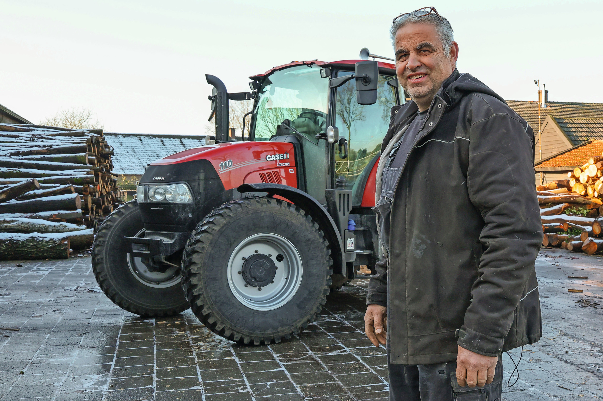 Wim van Alphen, handelaar in openhaardhout in Moergestel (N.-Br.), heeft één trekker, een Case IH Luxxum 110 van zes jaar oud. “De hoofdtaak is transport, met een 12-tons kipper erachter. Eigenlijk ben ik een Renault-man, maar dat bestaat niet meer.” – Foto: Bert Jansen