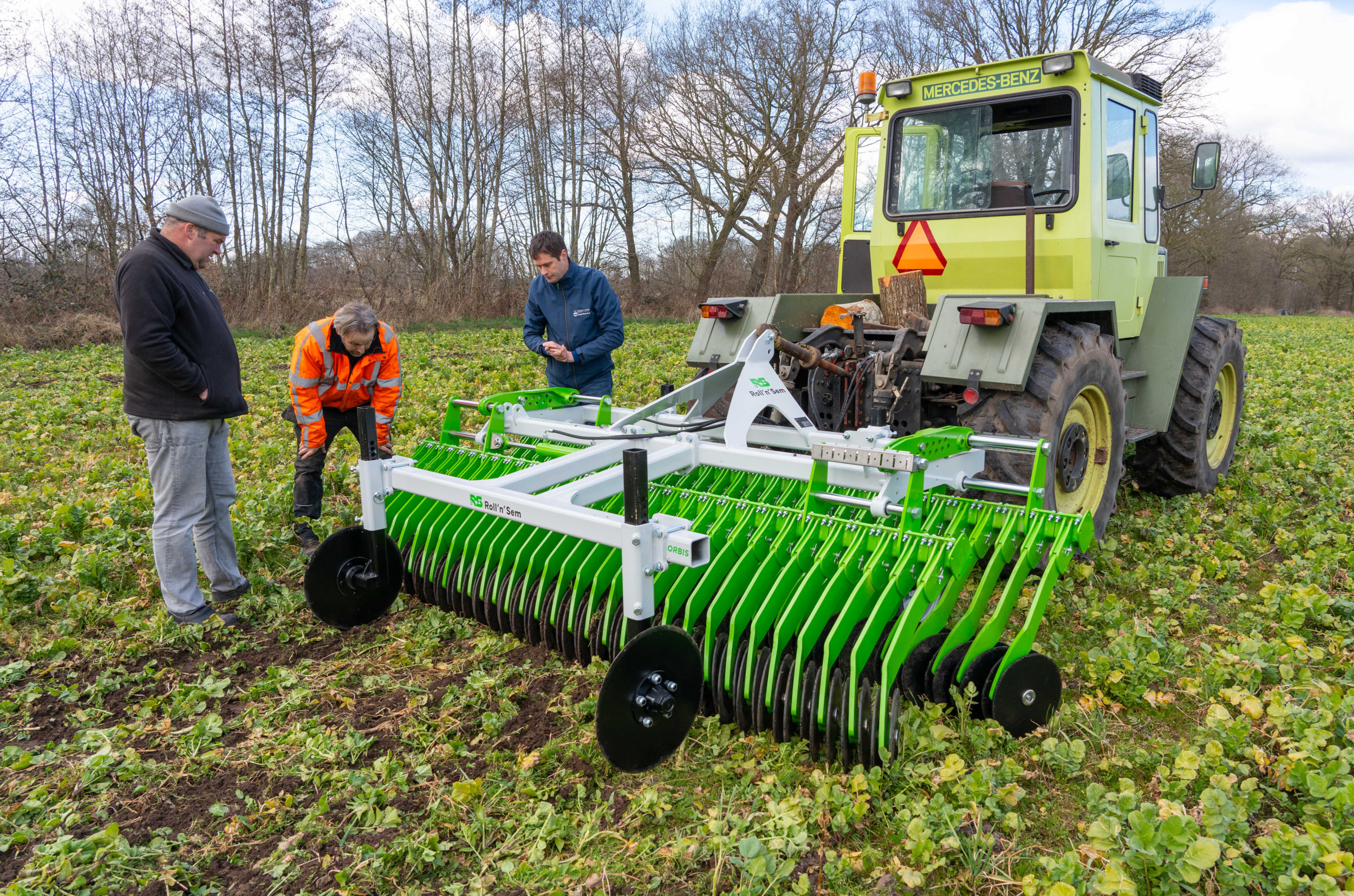 De Orbis-onkruidkneuzer aan het werk bij akkerbouwer Pieter van Leeuwen Boomkamp in Nijkerk (Gld.). De Orbis past in een systeem van minimale grondbewerking. Er wordt geen herbicide gebruikt en ook nauwelijks grondbewerking toegepast om de planten de doden. – Foto en video: Jan Willem Schouten