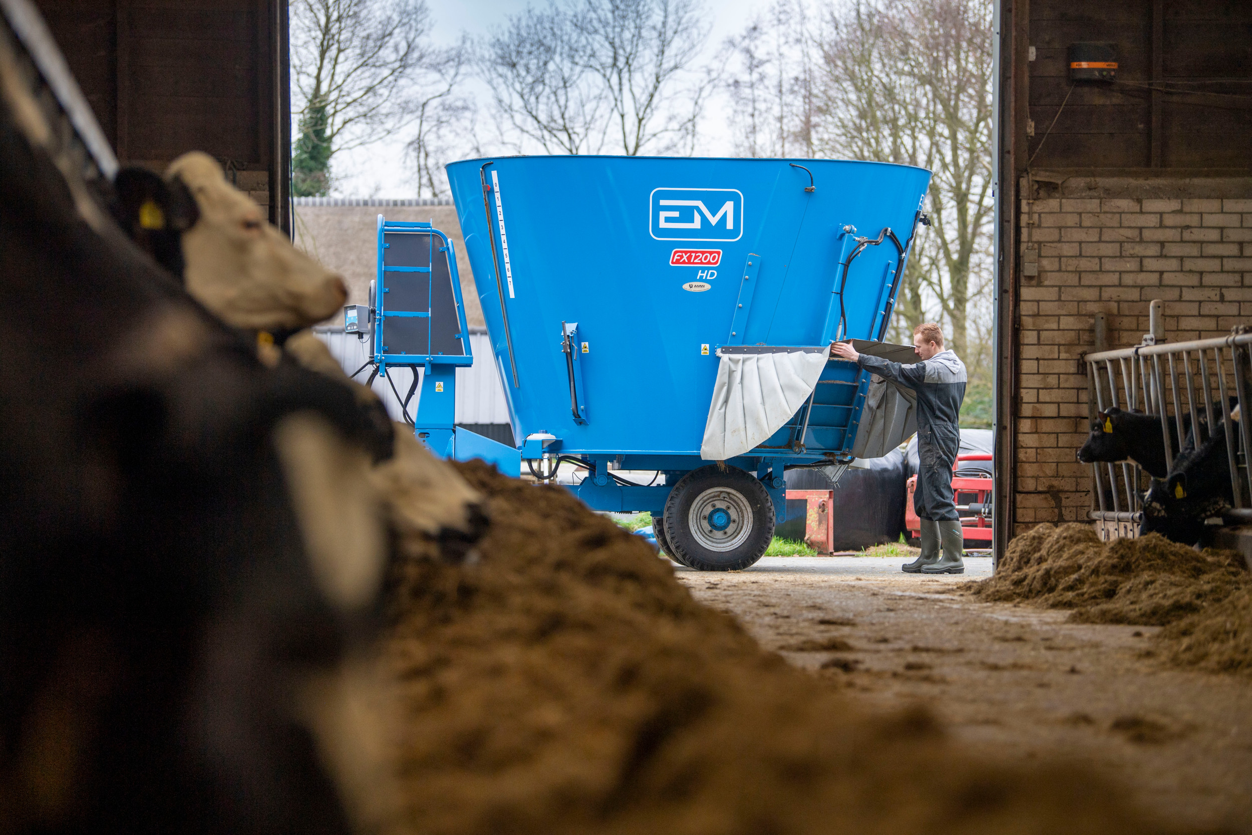 Ooit gestart met Euromilk-melkmachines ontwikkelt het huidige EM Machinery nu machines voor de voertechniek, zoals deze voermengwagen Rino FX 1200 HC+, en machines voor de mesttechniek. Vandaar de naamswijziging. – Foto: Mark Pasveer