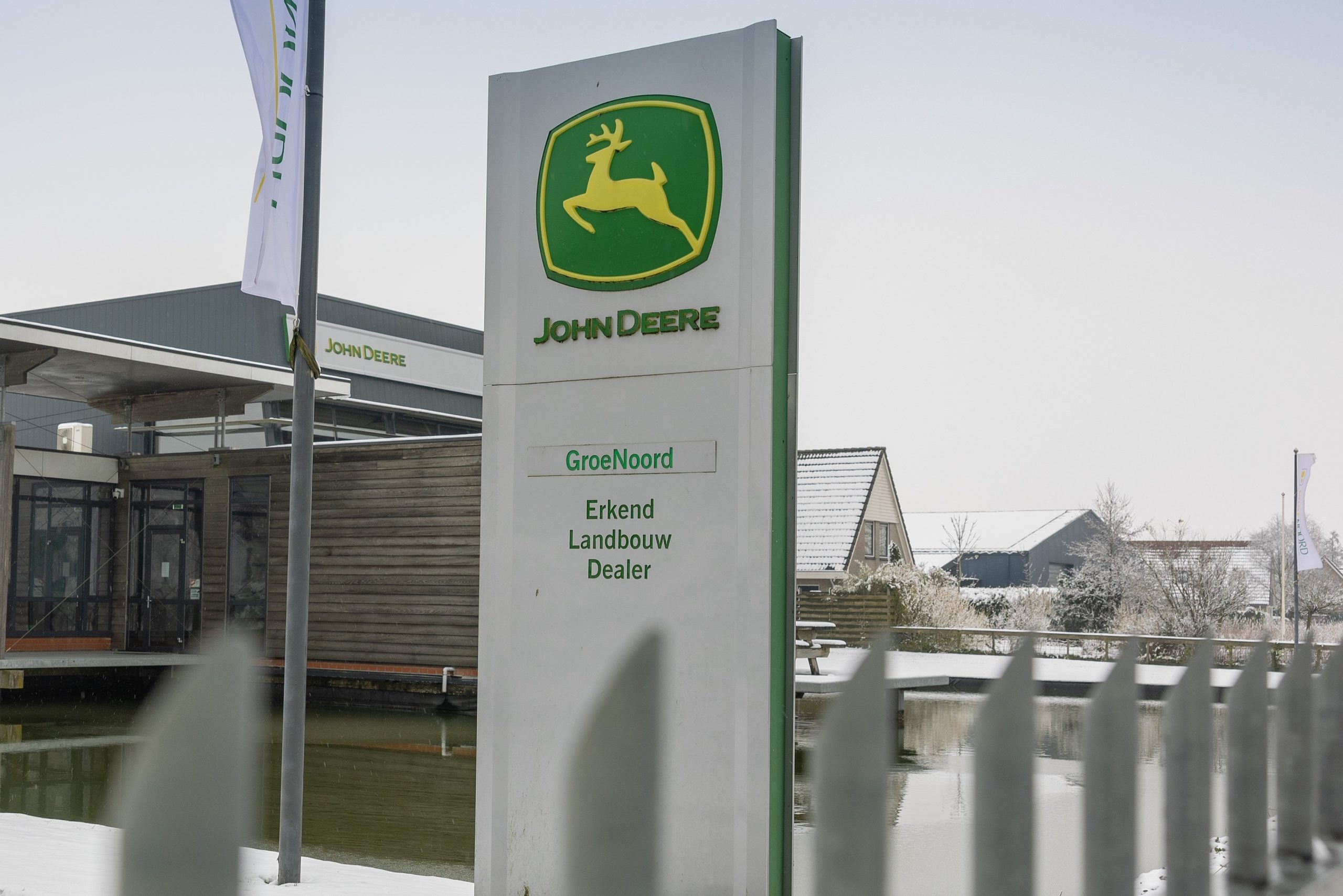 Volgens het faillissementsverslag is het faillissement van John Deere-dealer GroeNoord veroorzaakt door hoge ICT-kosten, oplopende rentelasten en toenemende personeelskosten. – Foto: Mark Pasveer