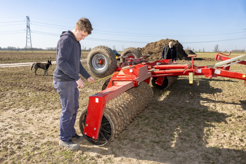 Voordat de AgBot van start kan, is er de nodige voorbereiding. Vermuë: “Vanwege de breedte van de machine vergt het wat aanpassingen. Op de laptop heb ik de taak al goed doorgenomen.”