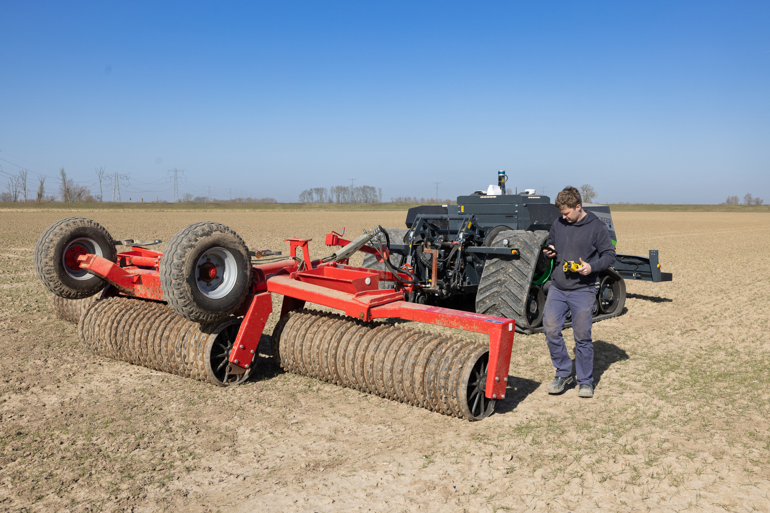 Robottrekker AgBot T2 met de cambridgerol start met voorjaarswerk op het akkerbouwbedrijf van Marijn Vermuë in Werkendam (N.-Br.). Onder de vlag van de Nationale Proeftuin Precisielandbouw (NPPL) gaat Vermuë het hele teeltseizoen met deze veldrobot aan de slag op zijn bedrijf. – Foto’s: Peter Roek