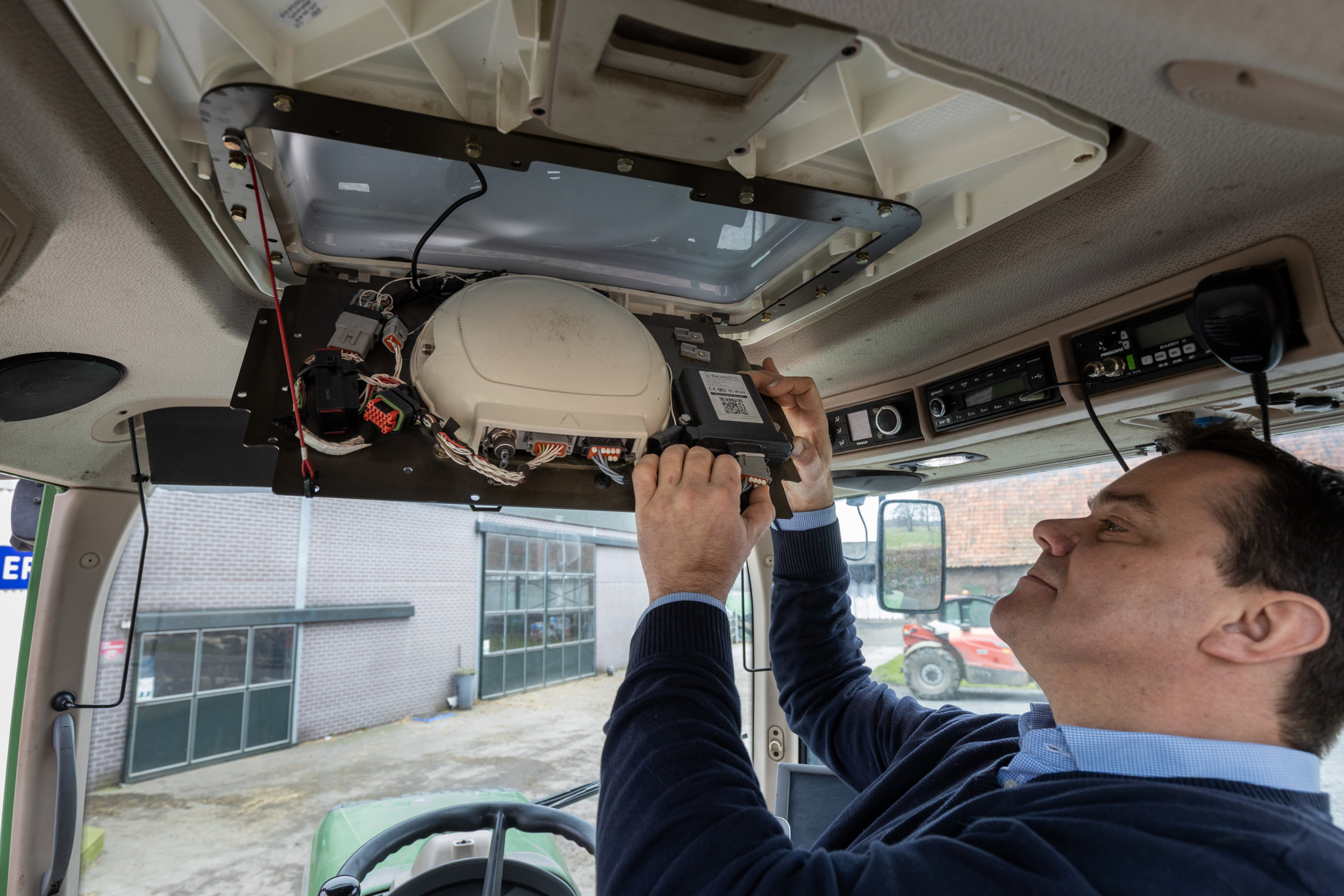 Melkveehouder én computertechnicus Bart de Reu in Aalter (B.) heeft een eigen modem ontwikkeld: Bacom RTK. Daarmee maak je je verouderde gps-systeem weer bruikbaar zonder dat het je veel geld kost. - Foto’s: Bob Karsten