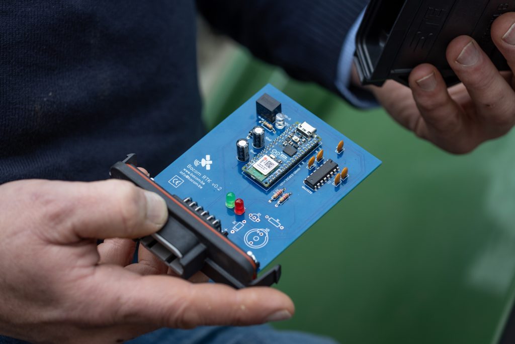 Bart ontwerpt de printplaat zelf, en laat die elders bouwen. Daarna soldeert hij zelf daar de componenten op. De Reu schreef de software, die bestaat uit ruim 1.500 code-regels, ook zelf.