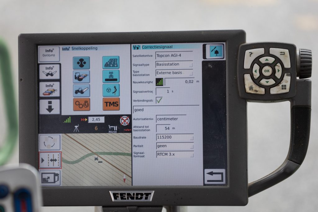 Zodra De Reu z’n hotspot aanzet, maakt zijn modem contact en wordt een RTK-signaal ontvangen. Zoals rechtsboven te zien: het signaal komt van een ‘externe basis’ en belooft 2 centimeter precisie.