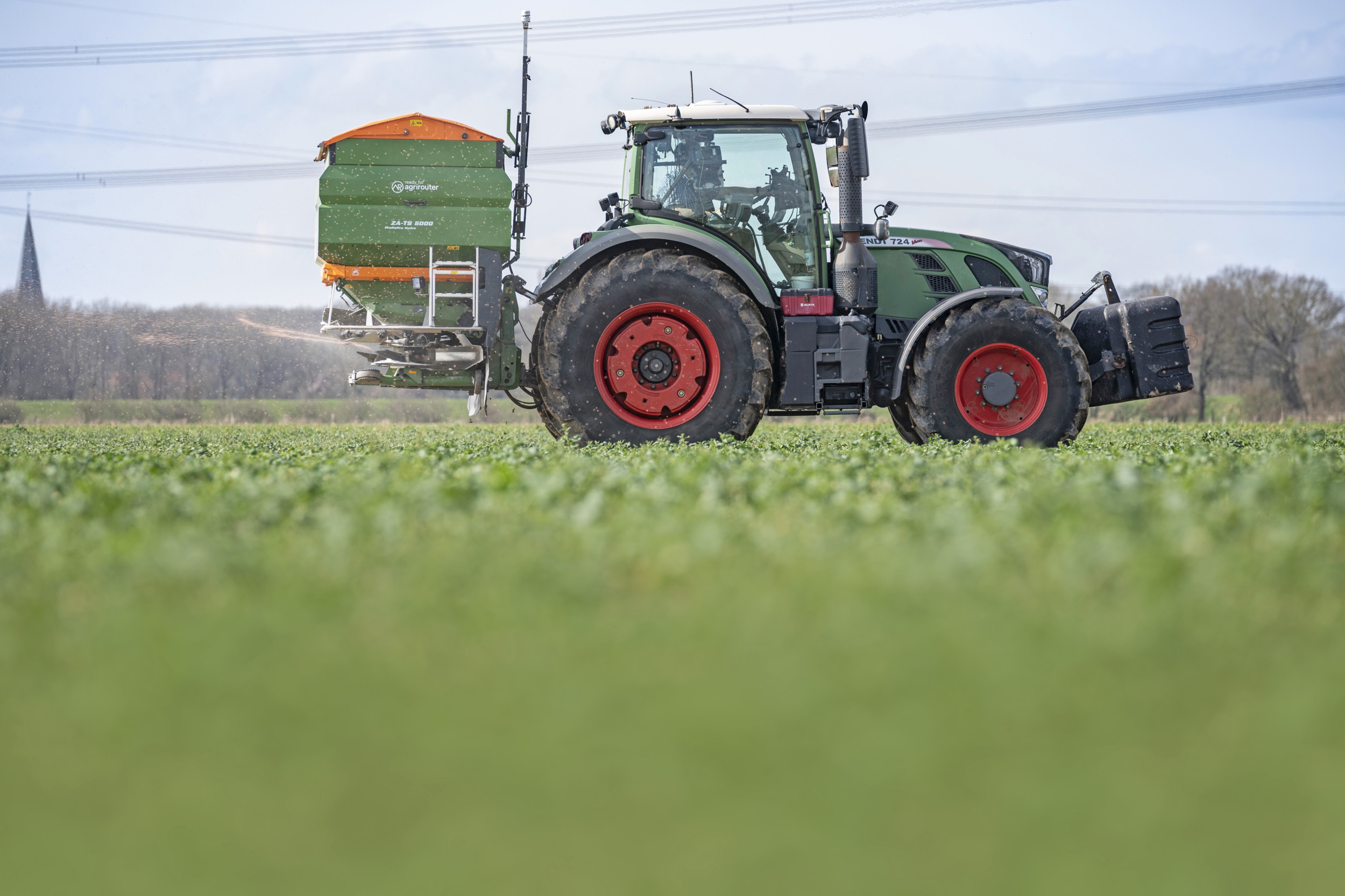 De Duitse machinefabrikant Amazone levert met de ZA-TS 5000 Ultra ProfisPro Hydro een (zeer) compleet uitgevoerde kunstmeststrooier, die zoals getest met € 47.140 ook serieus geld kost. - Foto’s: Farina Schildmann
