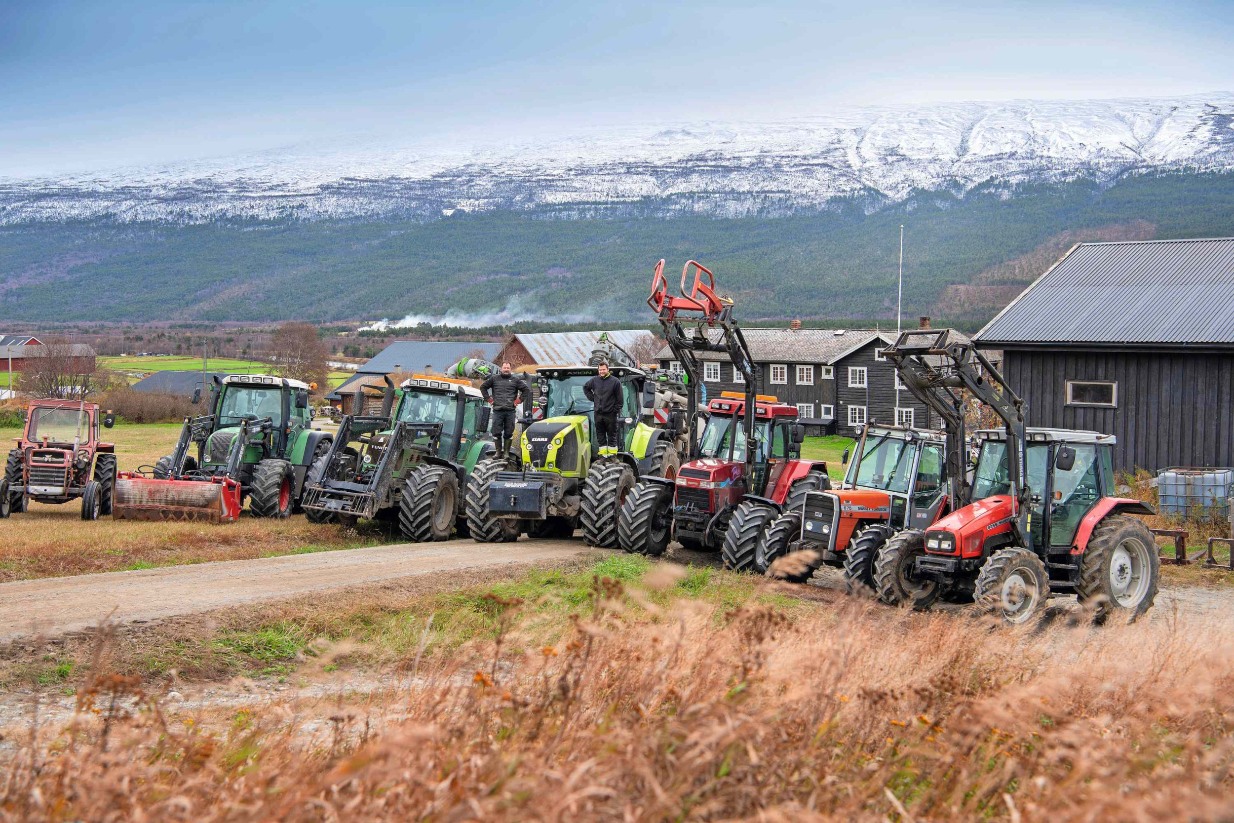 Een greep uit het machinepark van de Noorse loonwerker Håvard Nørstegård, met van links naar rechts: Massey Ferguson 135, in 1971 nieuw aangeschaft; Fendt 412 uit 2004, 9.600 uren, staat nog op zijn originele banden; Fendt 716 uit 2011, 7.000 uren, draait in de winter met sneeuwschuif; Claas Axion 870 uit 2023, 1.000 uren, draait in hoofdzaak met mesttank; Case IH Maxxum 5140 uit 1997, onlangs gerestaureerd; MF 675 met 7.000 uren op de teller, motorrevisie als schoolproject door Henrik; allround trekker MF 6255 uit 1999, met 10.450 uren op de teller. – Foto’s: Mark Pasveer