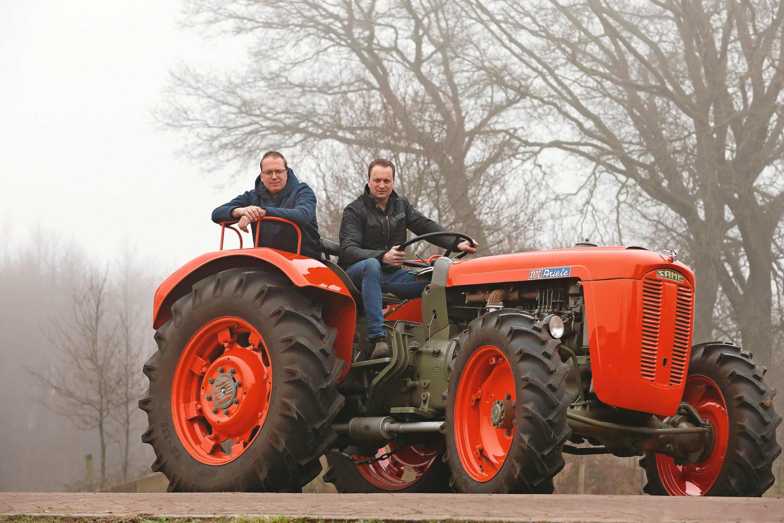 Maarten (links, 38) en Geert Steunenberg (36), respectievelijk eigenaar en medewerker bij heftruckspecialist Hevotec in Rijssen (Ov.) poseren trots met hun Same Ariete uit 1966. De broers knapten de trekker samen op en beleven er veel plezier aan. – Foto’s: Hans Prinsen