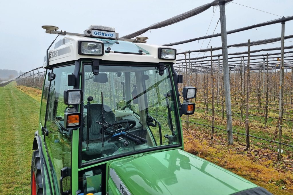 Het GOtrack-systeem is gebaseerd op een spuitcomputer. De nieuwere systemen hebben een camera middenvoor op de cabine voor detectie van onder meer obstakels, personen, voorwerpen en begroeiing. – GOtrack