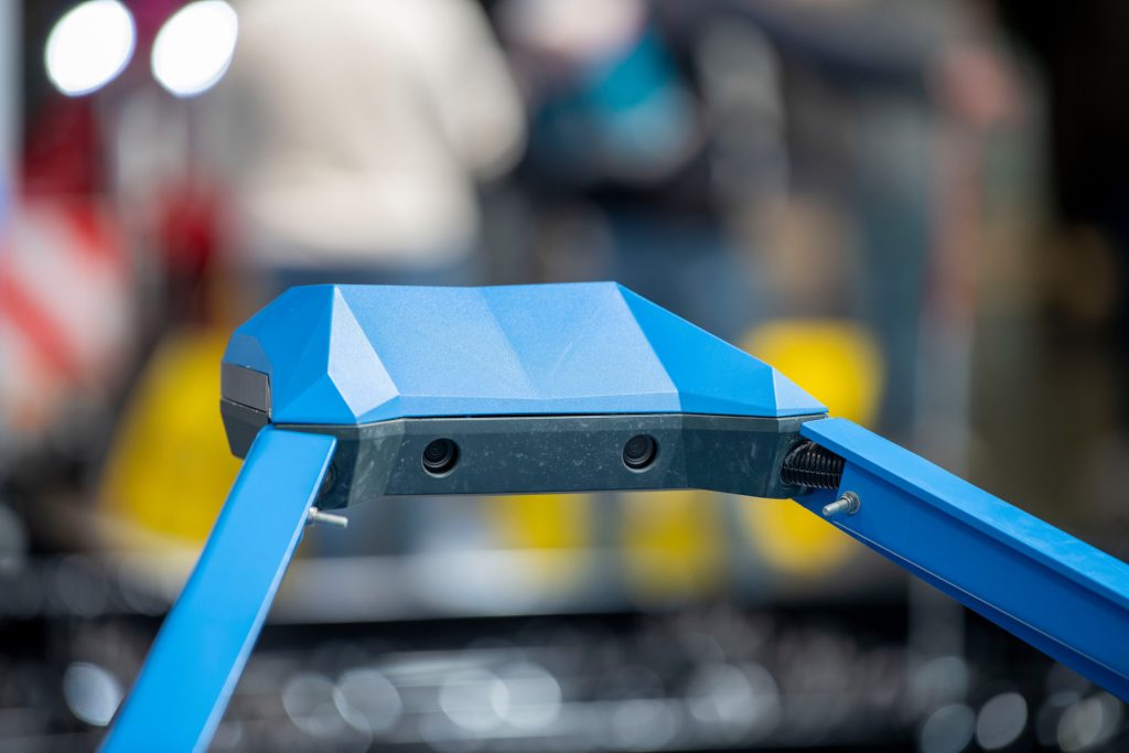 Sensoren op de Lemken Karat 10-cultivator op de Sima 2022. Deze stereocamera kijkt naar voren en houdt de toestand van de cultivator in de gaten. Aan de achterzijde zitten twee lasers die het geleverde werk moeten monitoren.