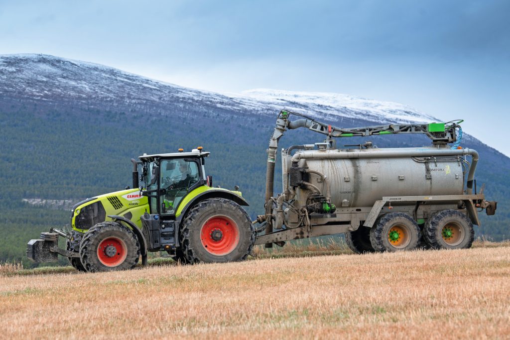 De Claas Axion uit 2023 draait overwegend voor de mesttank. Onlangs bestelde Nørstegård een nieuwe mesttank van Samson met Bomech-sleepvoeten. Mest onderwerken is momenteel nog geen eis in Noorwegen, maar levert wel maximale subsidie op.