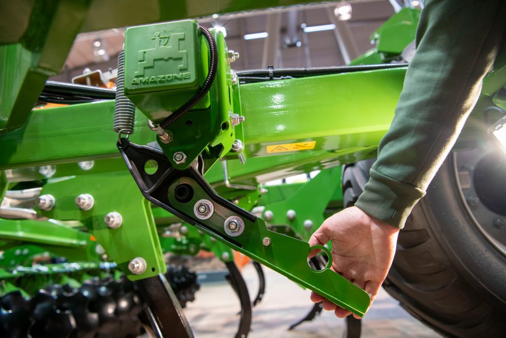 Op deze Amazone Cenio 3000 AutoTill-cultivator houden sensoren in de gaten of deze strippen omhoog bewegen, hetgeen een signaal kan zijn dat de cultivator volloopt.