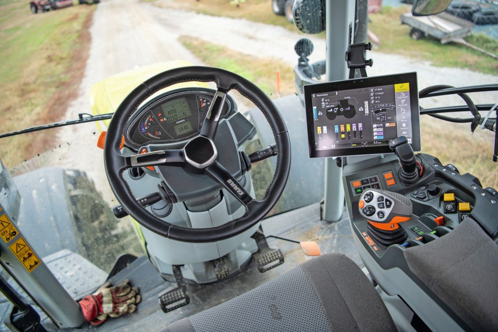 Strakke werkplek aan boord van de Claas Axion 850. Henrik rijdt veel op deze trekker en prijst de eenvoudige bediening.