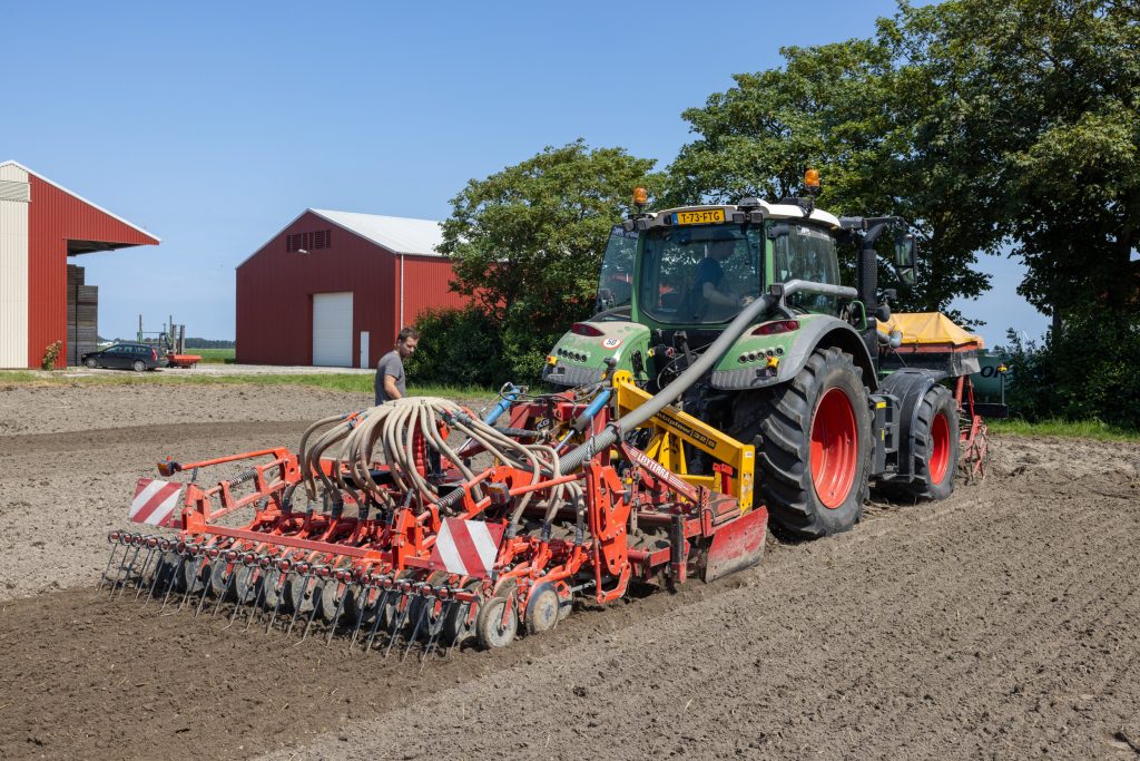 Nederlandse akkerbouwers en bloembollentelers willen onbemand achteruit kunnen rijden en steken vanwege korte of geen kopakkers. Dat is vanaf dit jaar mogelijk met het iQuus-systeem van GPX Solutions. – Foto: Peter Roek