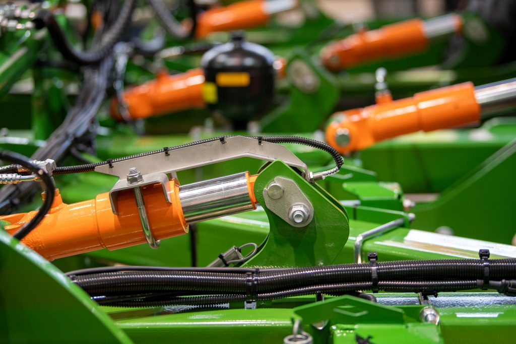 Andere sensoren op de Cenio monitoren overbelastingsbeveiliging, werkdiepte, beitelverlies en het toerental van de nalooprol. Amazone gebruikt vooral eenvoudige sensoren, zoals hoekmeters en inductieve sensoren.