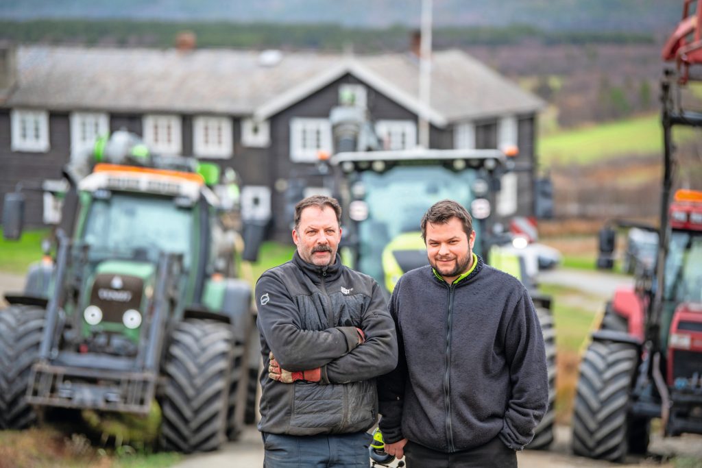 Vader en zoon Håvard (56) en Henrik (27) Nørstegård houden vleesvee en doen loonwerk in Lesja, een bergregio in Noorwegen. Het voormalige melkveebedrijf is ingericht voor het extensief houden van vleesvee. De loonwerktak richt zich in hoofdzaak op voederwinning en mest rijden. Daarnaast ruimen ze in de winter sneeuw voor lokale overheden en particulieren. Håvard werkt ook nog als transportplanner voor een bedrijf dat RMO’s heeft rijden voor de grootste Noorse melkverwerker Tine SA.