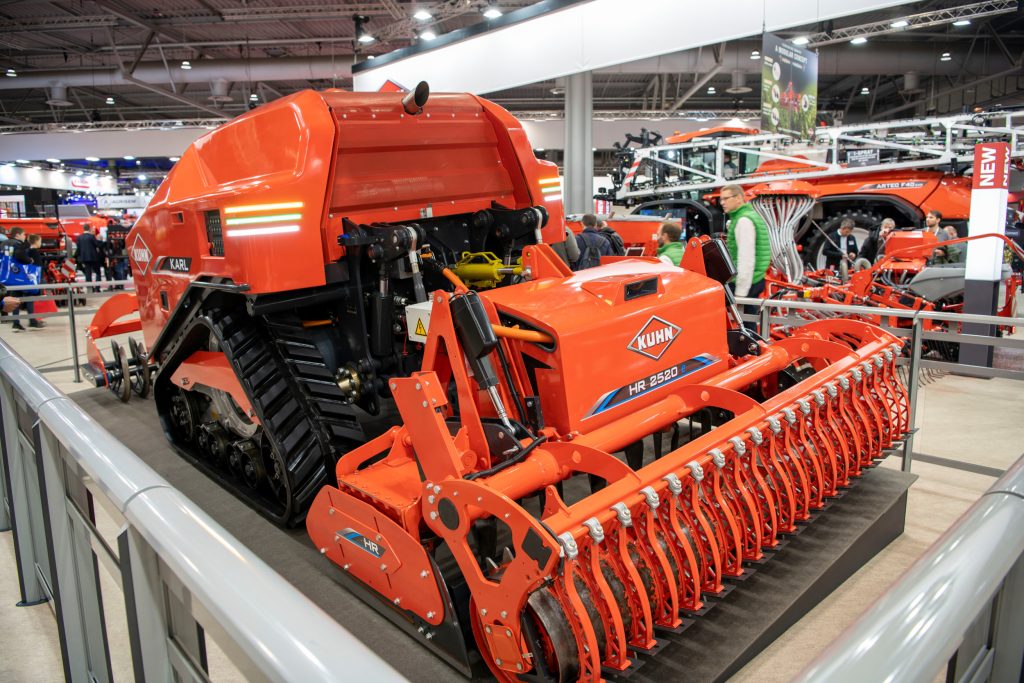 De Kuhn Karl-veldrobot met erachter een prototype van een elektrisch aangedreven HR 2520-rotorkopeg. Kuhn wil meer grondbewerkingsmachines geschikt maken voor autonoom werken. In eerste instantie alleen in combinatie met veldrobot Karl.