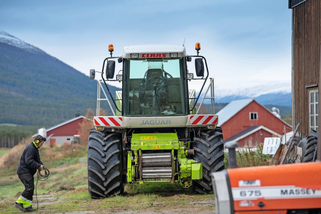 De eerste Claas-hakselaar in Gudbrandsdalen. In de Noorse bergregio’s is deze Claas Jaguar een zeldzame verschijning. Vader en zoon Nørstegård gingen voor maximale capaciteit en kochten in 2020 een Claas 850 uit 2002. De machine voldoet aan de verwachtingen, maar zorgde in 2023 voor een hoge werkplaatsrekening.