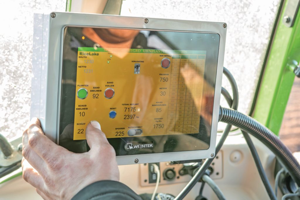 De touchscreen-monitor geeft je alle belangrijke informatie in één opslag. Het oogt voor de leek nog wel wat druk, maar de fabrikant is bezig met een update. Daarin is het ook de bedoeling dat de weging dusdanig stabiel wordt dat-ie volautomatisch de dosering kan regelen. Nu gebeurt dat nog deels handmatig. Tevens werkt het bedrijf aan een app waarmee je buiten de trekker en zelfs thuis deze gegevens kunt uitlezen.