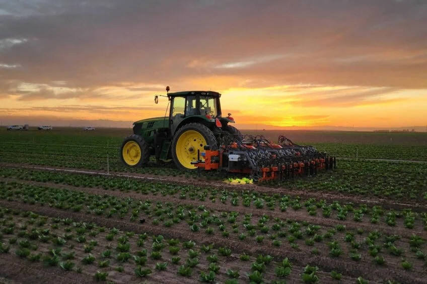 Precisiecultivator Vulcan van de Amerikaanse robot-startup FarmWise is een geavanceerde intrarijwieder. De Amerikaanse groenteverwerker Taylor Farms heeft FarmWise overgenomen. – Foto: FarmWise