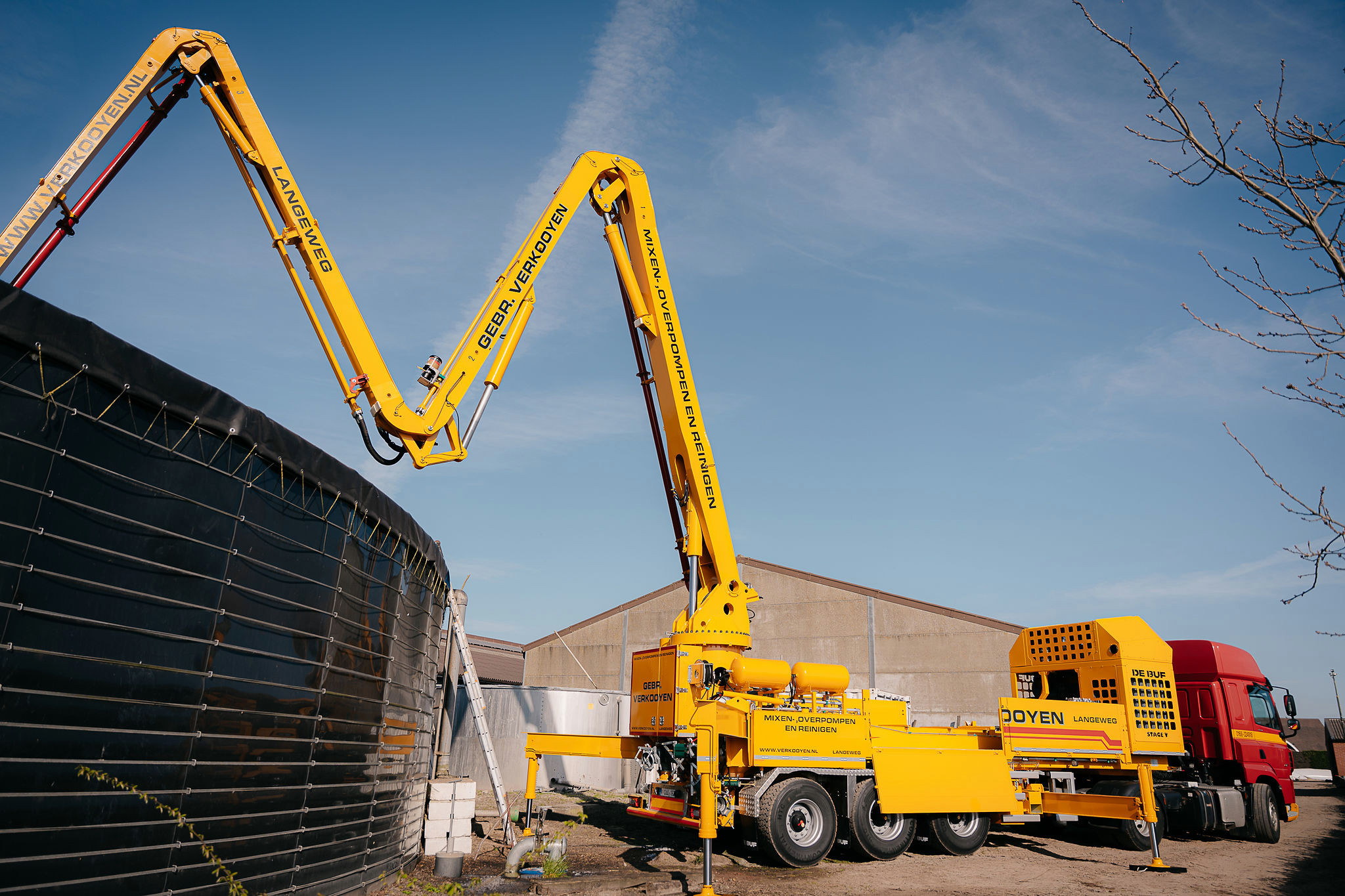 De mobiele mestmixer van Gebr. Verkooyen is gemonteerd op een vrachtwagentrailer. De oplegger heeft vier steunpoten, die tijdens het mixen worden uitgeklapt voor extra stabiliteit. – Foto: Gebr. Verkooyen