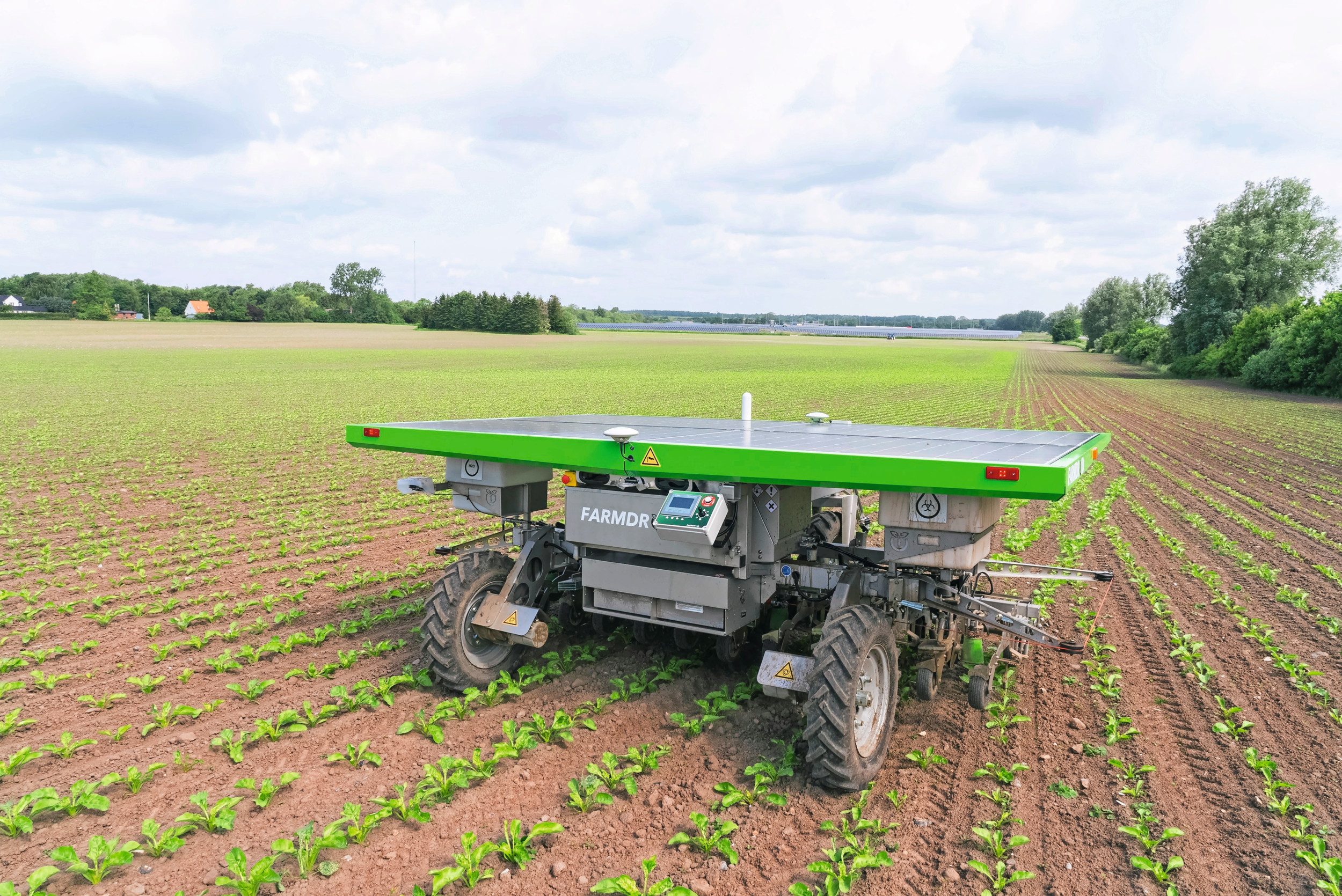 De Deense akkerbouwer Niels Kamper testte in 2024 veldrobot Farmdroid FD20 in combinatie met een spotspraysysteem in de bieten. De robot hield met gemak de 15,8 hectare bij qua wieden en spuiten. Over het tempo tijdens het zaaien van de bieten is de teler echter minder te spreken. – Foto’s: Farmdroid