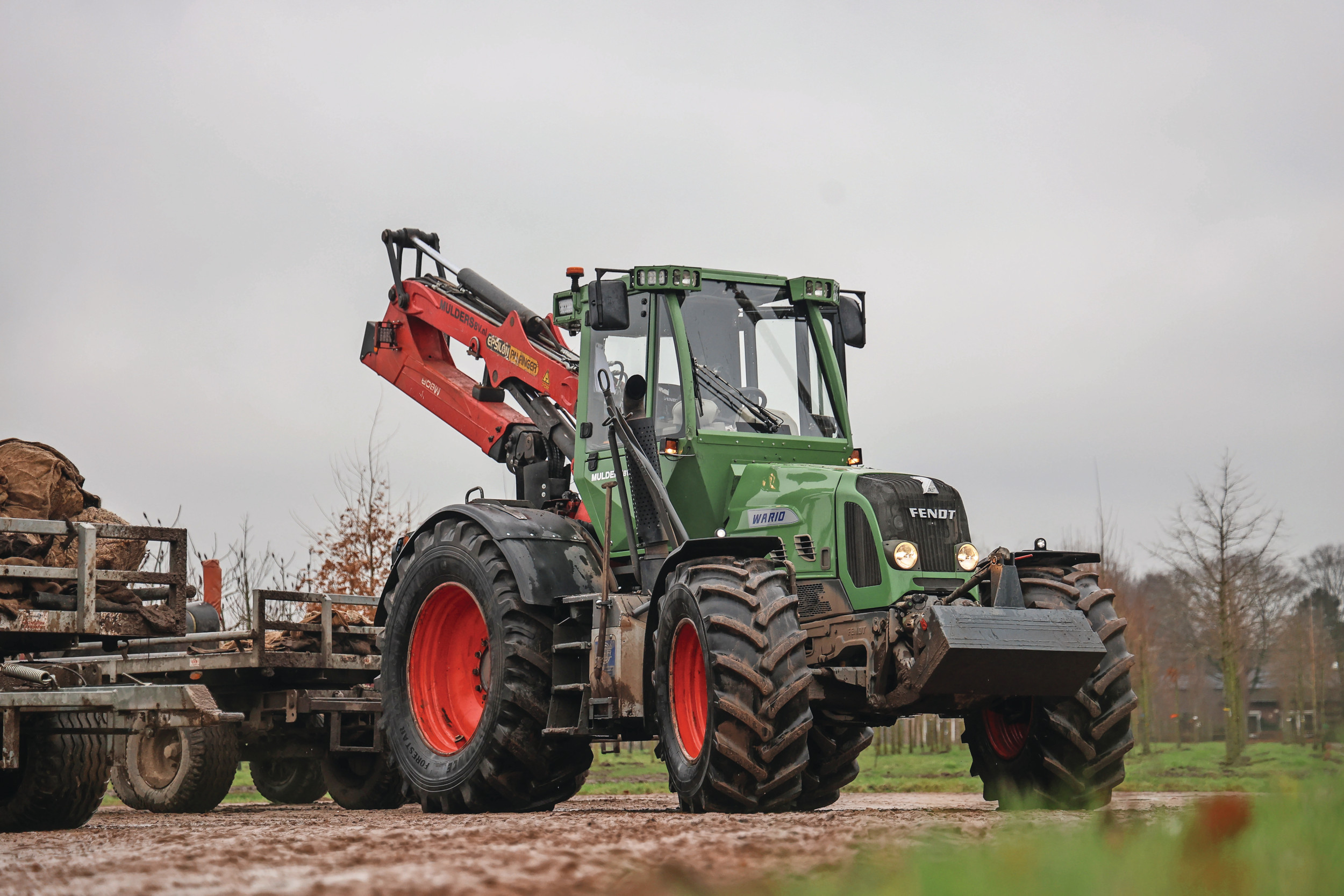 Loonbedrijf Mulders in Haaren (N.-Br.) kocht vorig jaar deze Werner Wario, een in Duitsland gebouwde bosbouwtrekker op basis van de Fendt 700-serie. Geen alledaags gezicht in het Nederlandse landschap. Toch past hij perfect bij de werkzaamheden van Mulders, die dan ook enthousiast is na de eerste paar honderd draaiuren. – Foto’s: Matthijs Verhagen