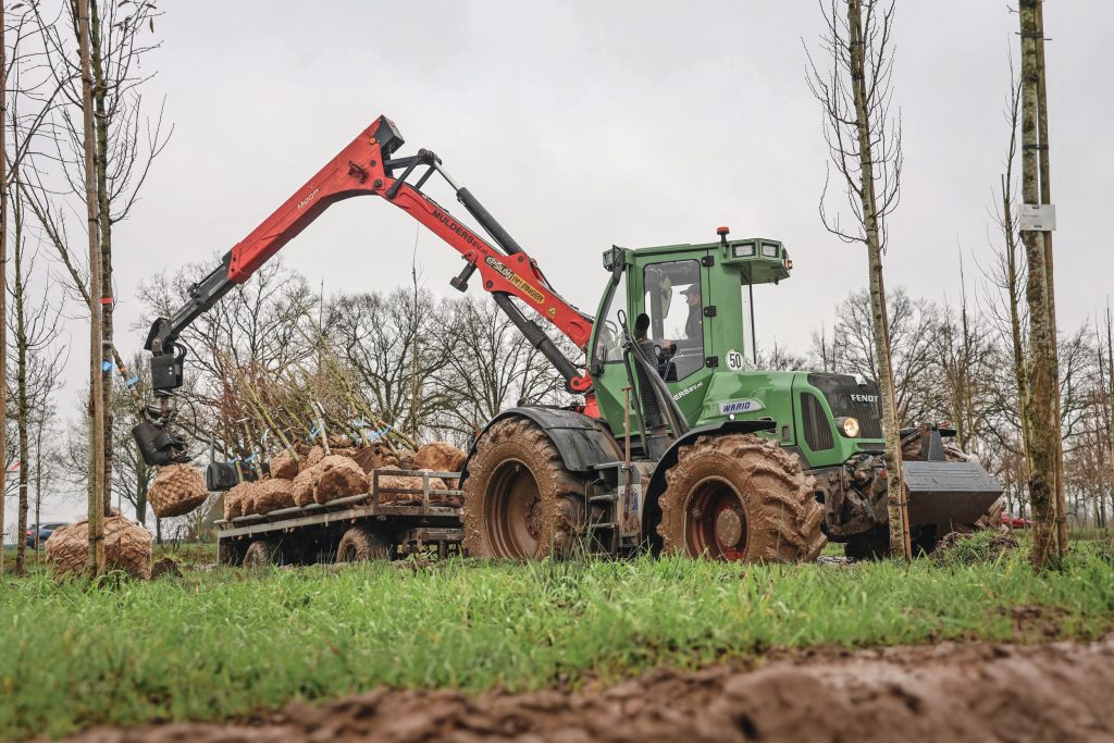 De bosbouwtrekker had geen spatborden, die bouwde Mulders zelf op. De pantsering aan de onderkant ging er juist vanaf, evenals de lier voor en het schuifblad achterop.
