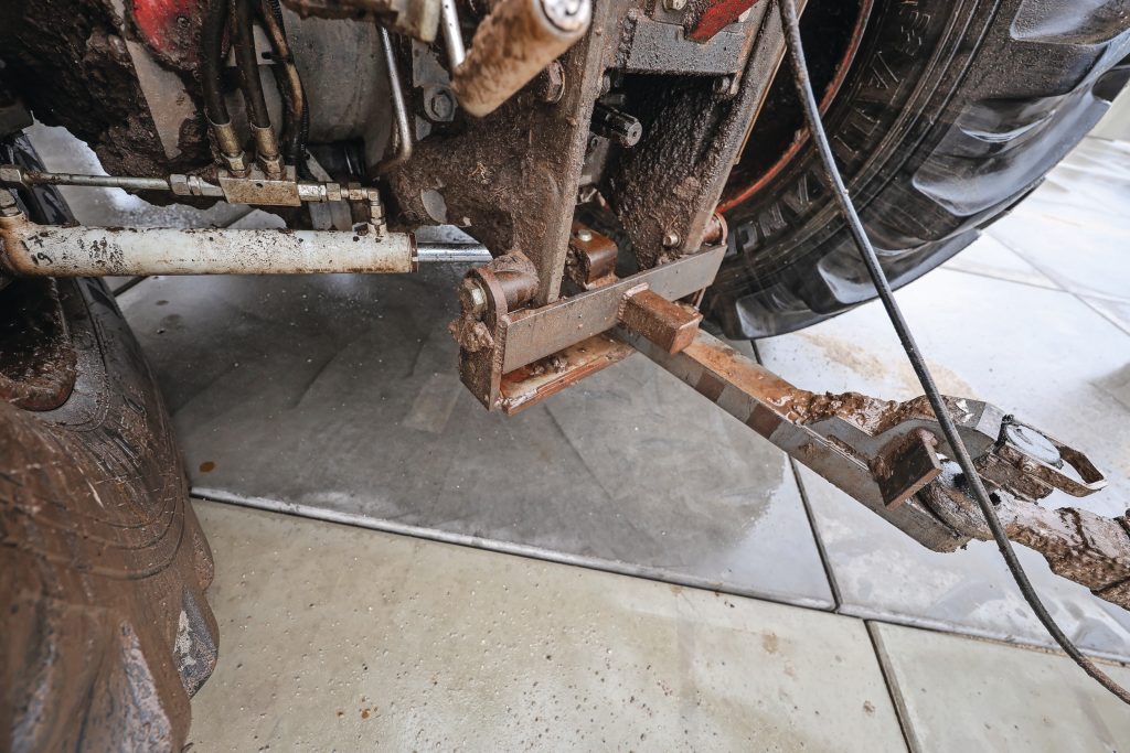 De trekker staat op breed spoor en is dankzij de maximale stuuruitslag vrij wendbaar. De zwaailat kan hydraulisch zwenken, zodat de wagen minder ‘binnendoor’ komt bij het inrijden van de rij.