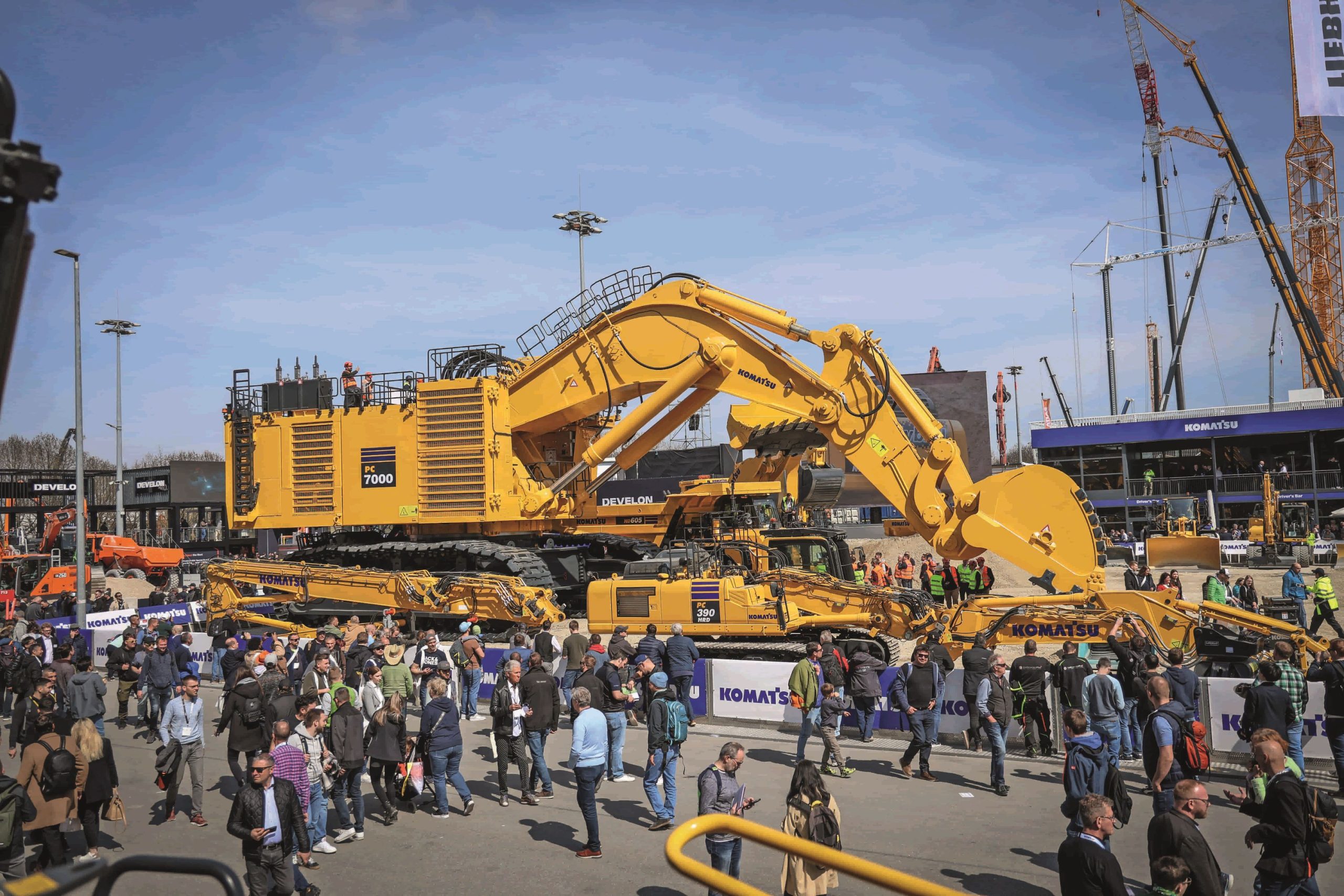 Opvallend op vakbeurs Bauma in München is de aandacht voor elektrische machines. Fabrikanten zien echter tegelijkertijd dat de afzet van elektrische machines nog niet zo hard gaat als ze enkele jaren dachten. Er zit nog volop innovatie in de diesels. – Foto’s: Matthijs Verhagen