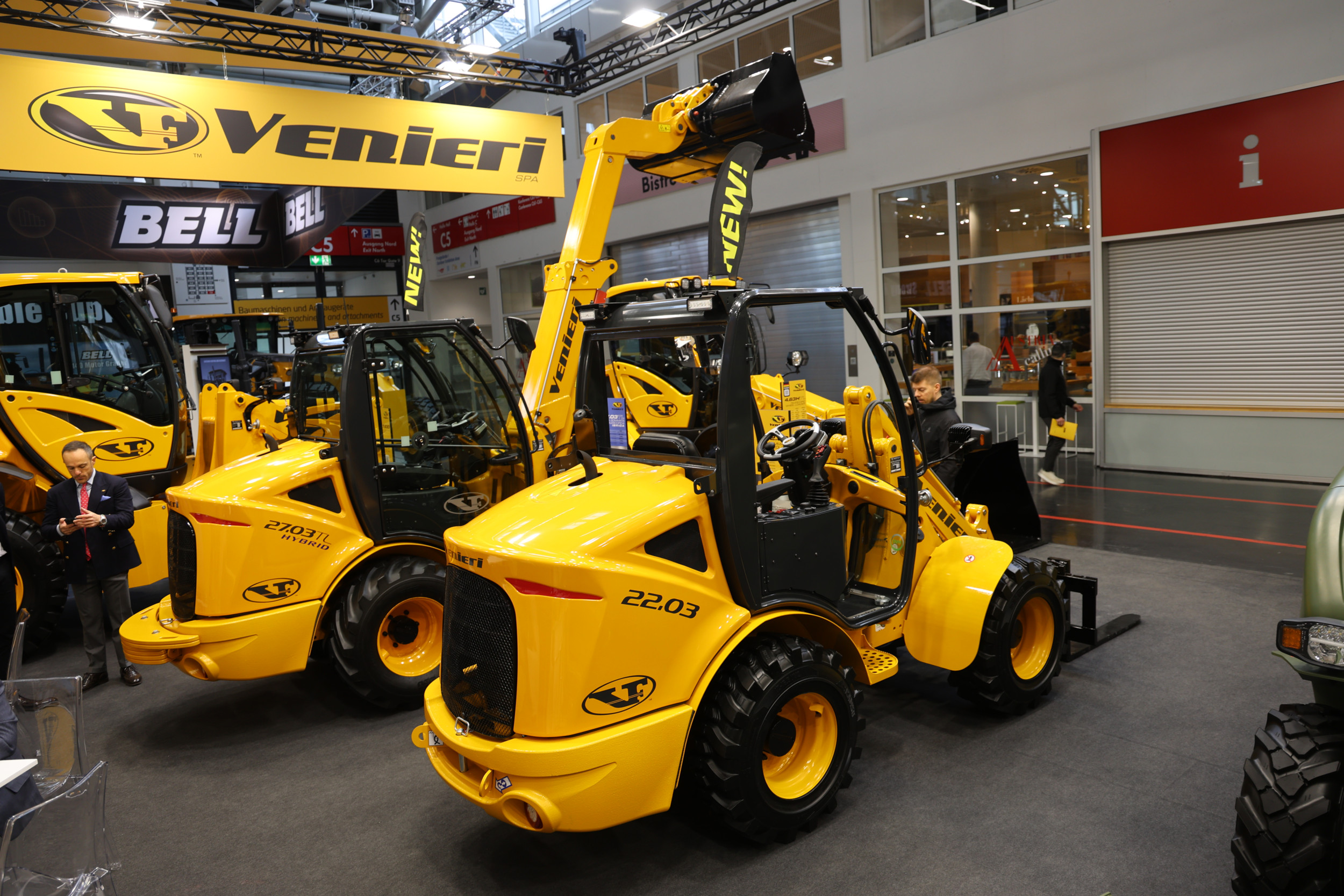 De 27.03TL Hybrid van de Italiaanse wielladerfabrikant Venieri beschikt over een schuifmast én hybride aandrijving. Venieri showt zijn hybride minishovel op vakbeurs Bauma in München (D.). – Foto: Matthijs Verhagen
