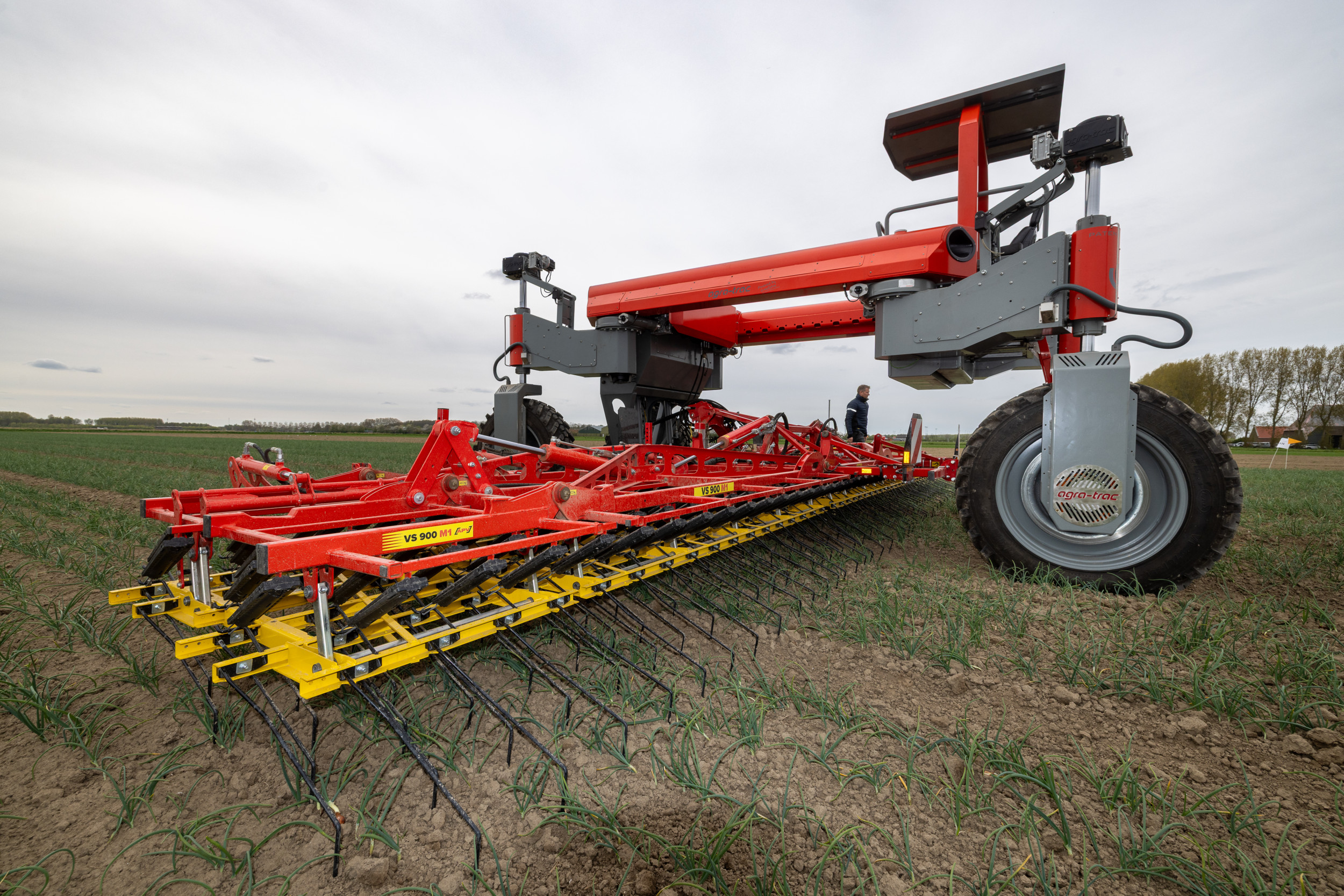 De hybride werktuigendrager Agra-Trac van machinefabrikant Graafstra maakte onlangs zijn praktijkdebuut in de Van Pallandtpolder in Middelharnis (Z.-H.). – Foto’s: Peter Roek