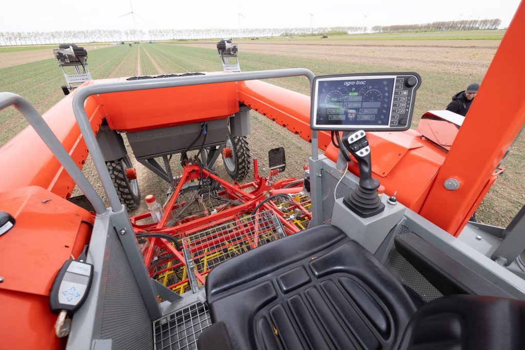 De bestuurder heeft veel zicht op het werk. Rechts het digitale dashboard, de boordcomputer, voor de belangrijkste instellingen. Rijden en bedienen van de hydraulische functie doe je met de joystick. De knoppen zijn vrij programmeerbaar.