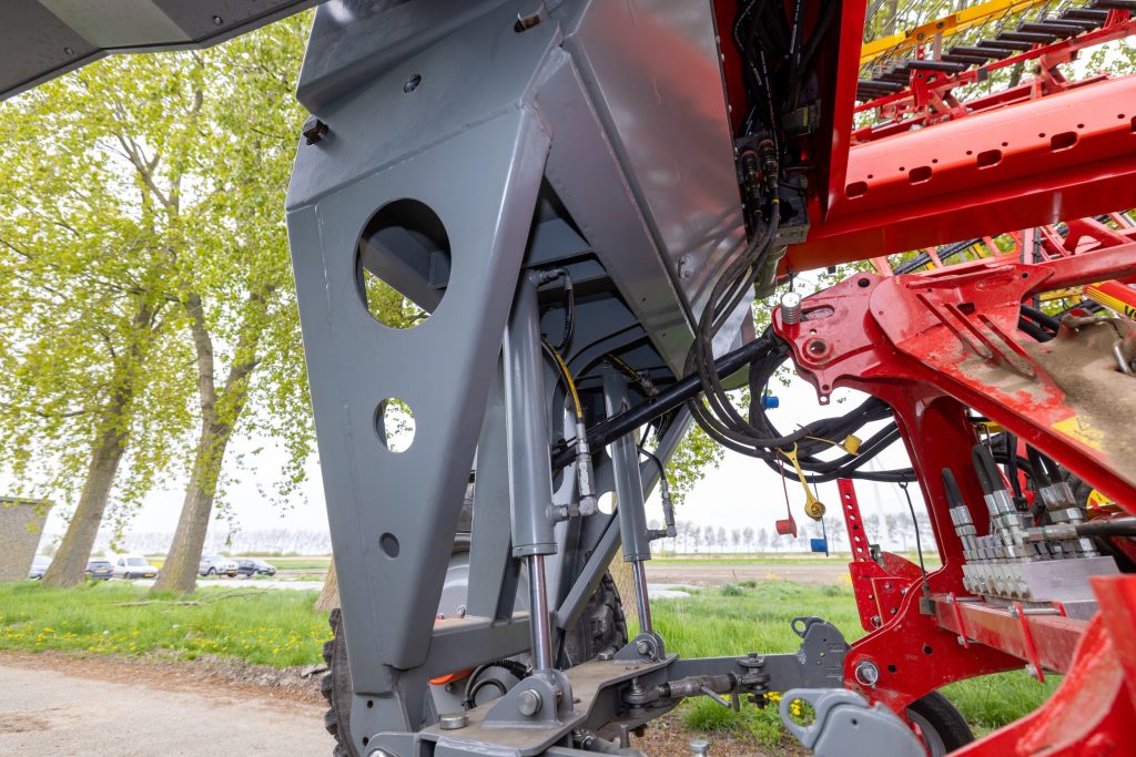 Het rijden is elektrisch, maar de motor drijft ook een hydrauliekpomp aan. Voor externe functies als cilinders of hydromotoren, maar ook voor de hefinrichting. Uitgangspunt is dat de Agra-Trac met standaard werktuigen kan werken.