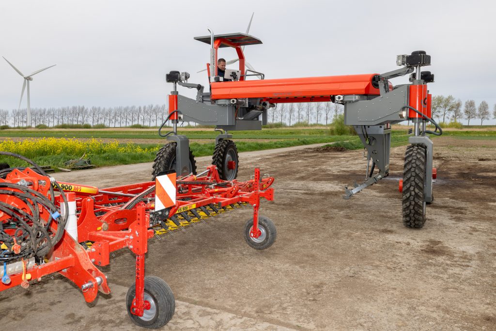 De Agra-Trac kan ook overdwars rijden. Een toepassing die mogelijkheden heeft met name in de boomteelt, maar ook erg handig voor het aan- en afkoppelen van werktuigen onder het frame.