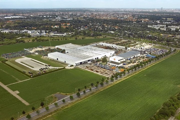 De Duitse machinefabrikant Amazone breidt zijn fabriek in Leipzig (D.) flink uit met twee productiehallen. In Leipzig bouwt de fabrikant machines voor grondbewerking en gewasbescherming. – Foto: Amazone