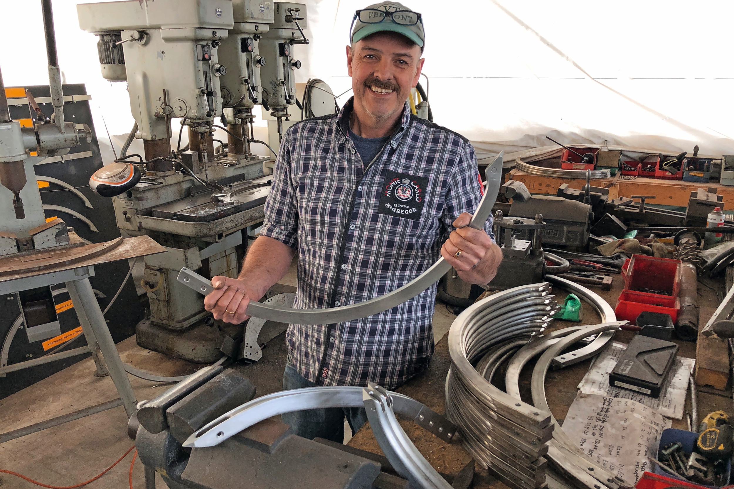 Sjoerd van Gelder startte een paar jaar geleden zijn bedrijf Baler Needles. TREKKER neemt een kijkje bij de productie van aluminium touwnaalden die Van Gelder produceert voor de Lely-/Welger-balenpersjes en -grootpakpersen. - Foto’s: Bas van Hattum