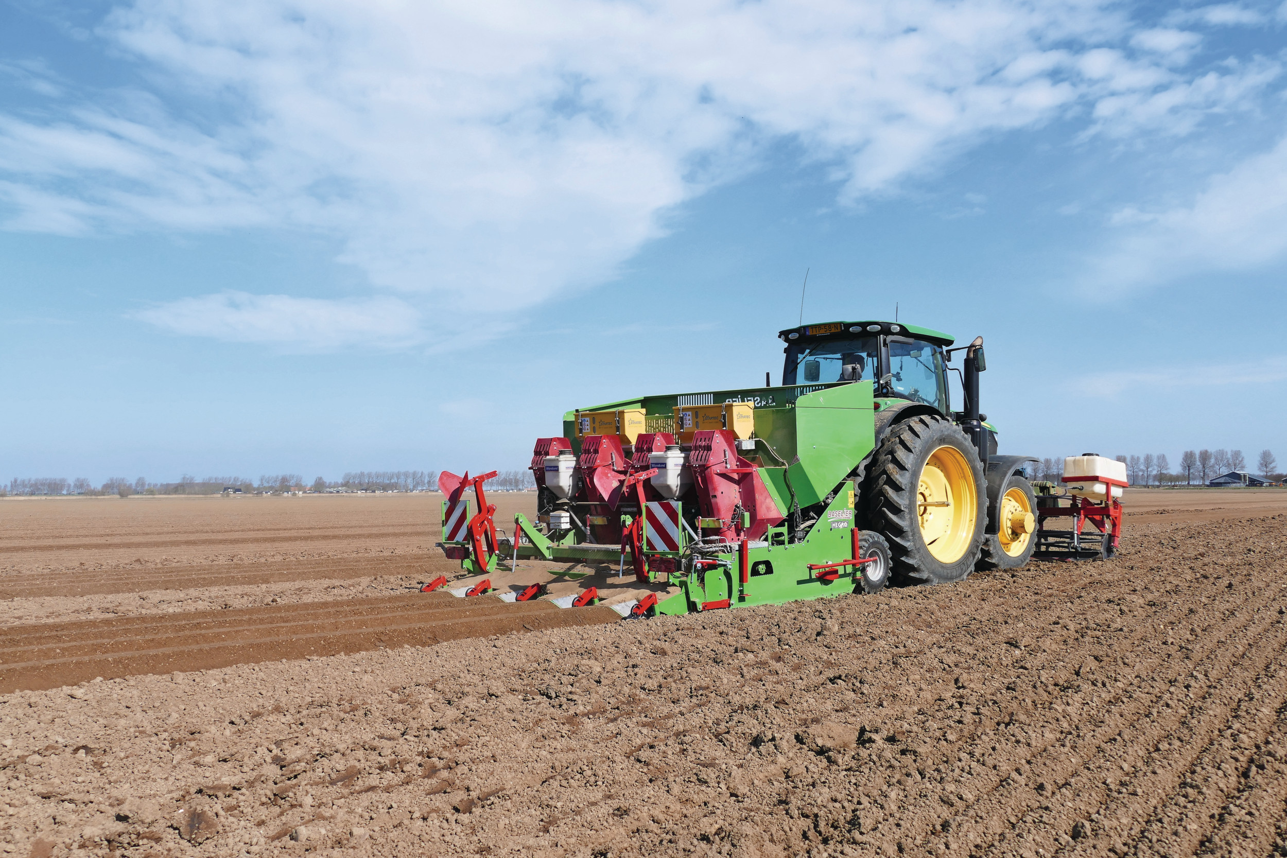 De all-in-one frees-pootcombinatie Baselier FA 310 XL is sinds 2023 op de markt. De machine is geüpdatet met een af fabriek Isobus-besturing. Aan de buitenkant verschilt de geüpdatete Baselier XL met Isobus-uitvoering nauwelijks van de vorige versie, behalve dan de aanwezigheid van een witte kast met elektronica. – Foto’s: Martin Smits
