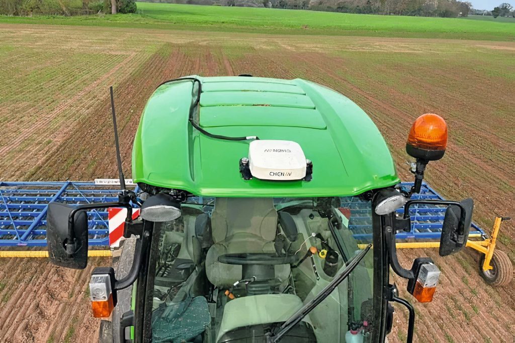 Chinese gps-stuurautomaten zijn gewild bij boeren die op zoek zijn naar een goedkoop product. Dit is de CHC Navigation uit China. Geschikt voor alle trekkermerken en modellen en compatibel met Isobus UT, TC-BAS, TC-GEO en TC-SC. Vanafprijs bedraagt € 6.900.