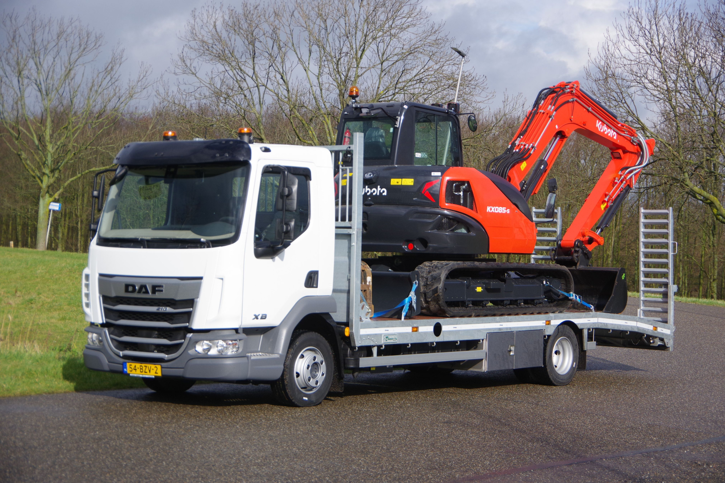 Veldhuizen Trucks heeft een DAF XB-oprijwagen op een DAF XB 210-vrachtwagen gebouwd. Het laadvermogen van de oprijwagen bedraagt 10,3 ton. De truck met de Kubota KX 085-5-graafmachine van 8,5 ton achterop heeft dus nog voldoende laadvermogen over voor toebehoren. – Foto’s: Veldhuizen Trucks