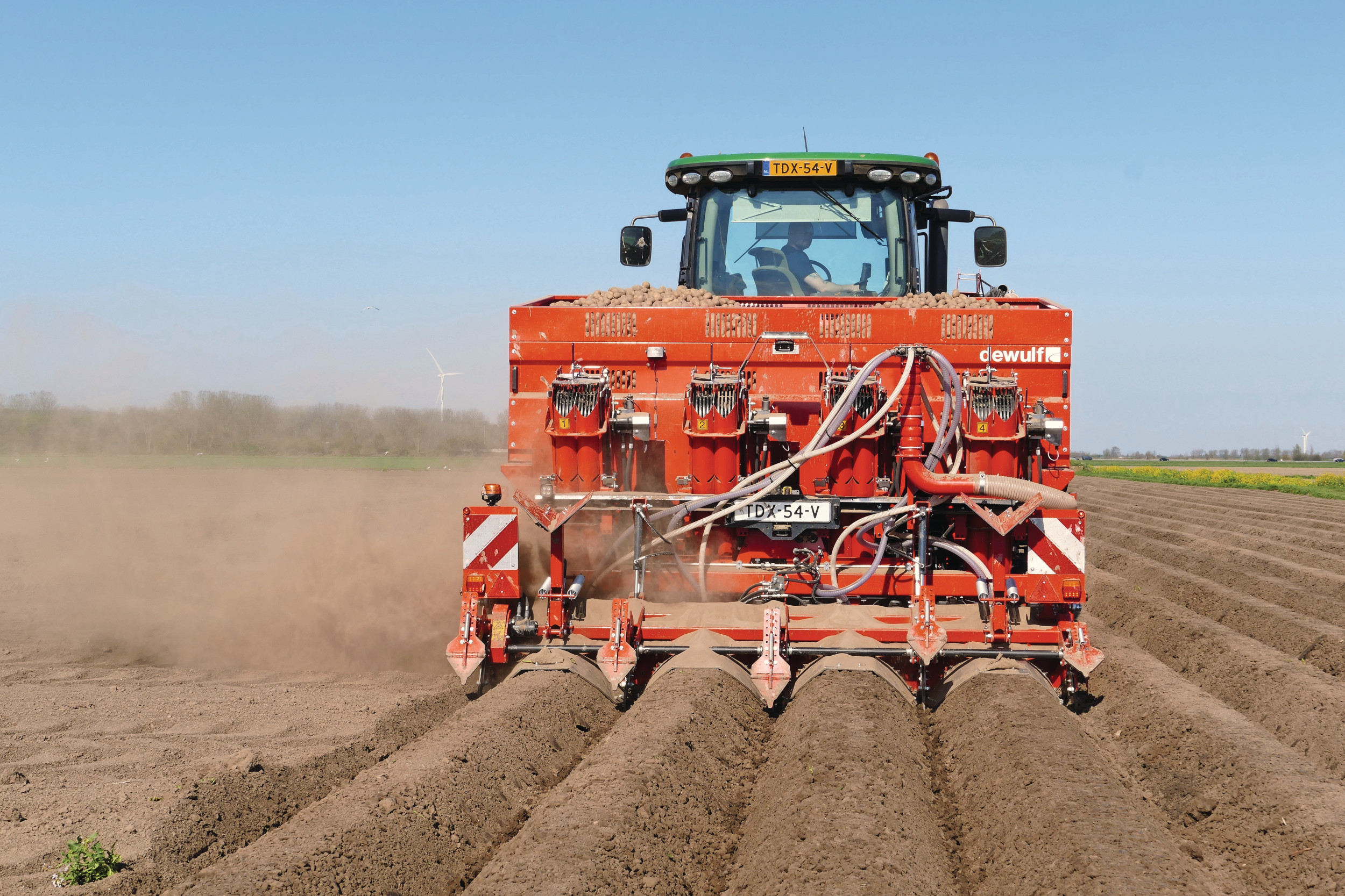TREKKER zag de nieuwe Dewulf alles-in-een pootcombinatie in West-Brabant aan het werk op zware klei. De Certa 40 Integral maakt de klus in één werkgang af: frezen, poten en aanaarden. Om de driepunts machine te dragen, maar ook om te trekken is een trekker met een vermogen vanaf 250 pk vereist. – Foto’s: Martin Smits