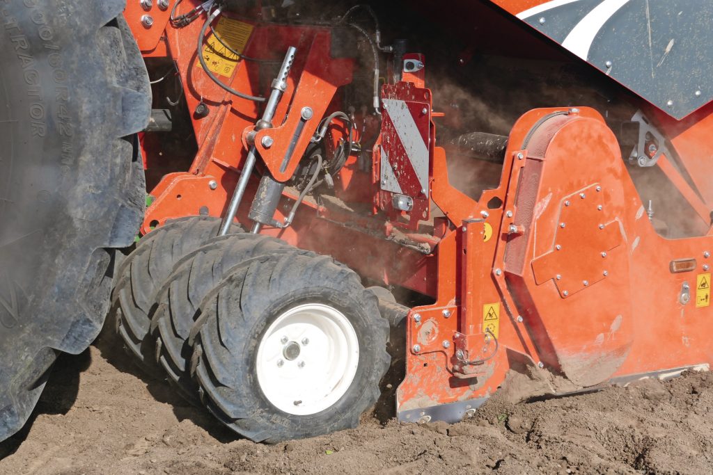 In het werk steunt de pootcombinatie aan de voorzijde op negen luchtbanden over de hele breedte. Hydraulische cilinders bedienen sensorgestuurd de bandenwals om de freesdiepte/hoeveelheid losse grond constant te houden.