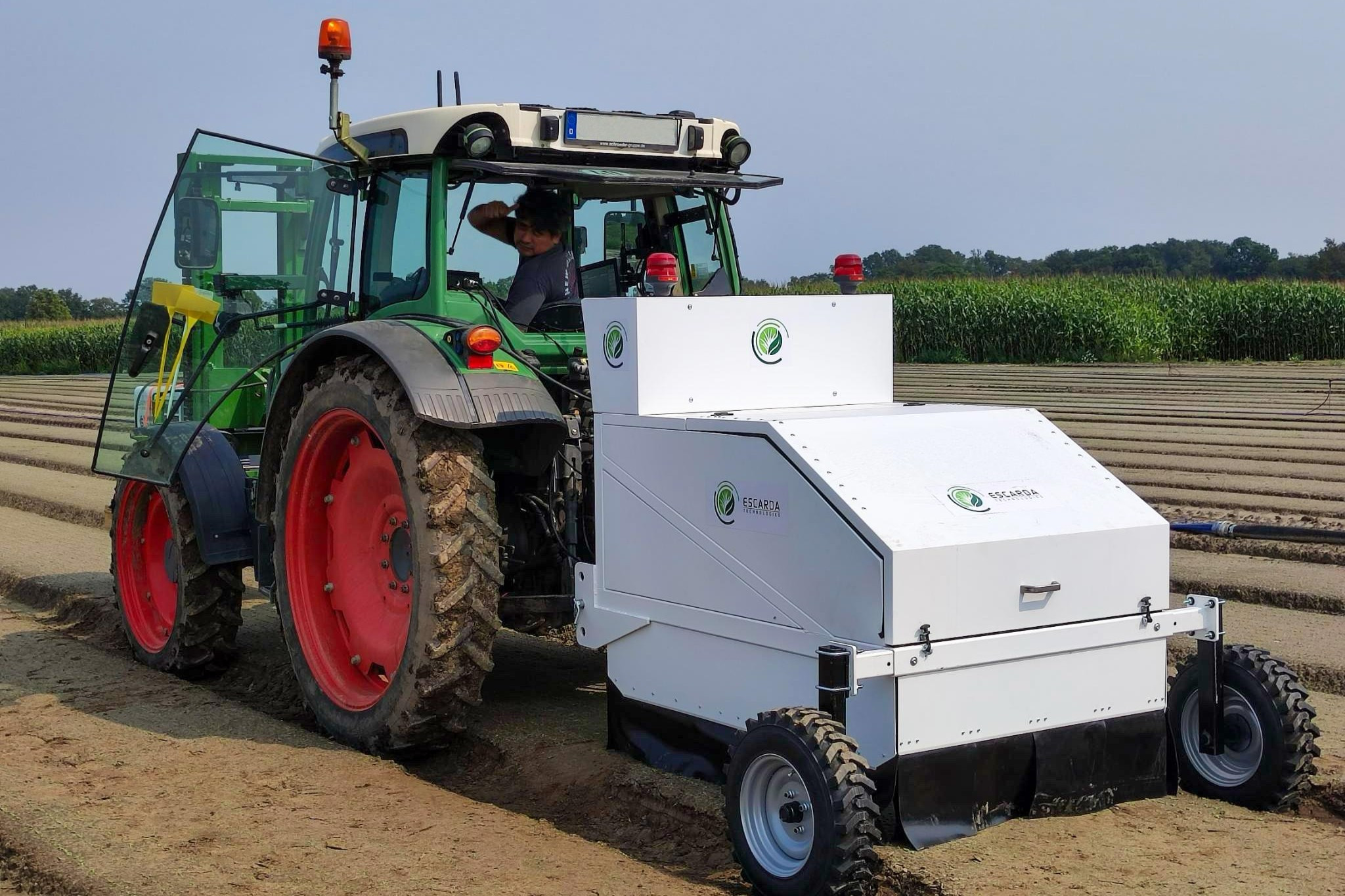 De Duitse startup Escarda Technologies lanceert zijn laserweeder. De laserweeder weegt 400 kg en is geschikt voor een trekker vanaf 60 pk. Het systeem is modulair. Dat betekent dat je tot maximaal acht van deze ‘laserboxen’ naast elkaar kunt gebruiken. De Friese importeur Homburg gaat de laserweeder invoeren in de Benelux. – Foto: Escarda Technologies