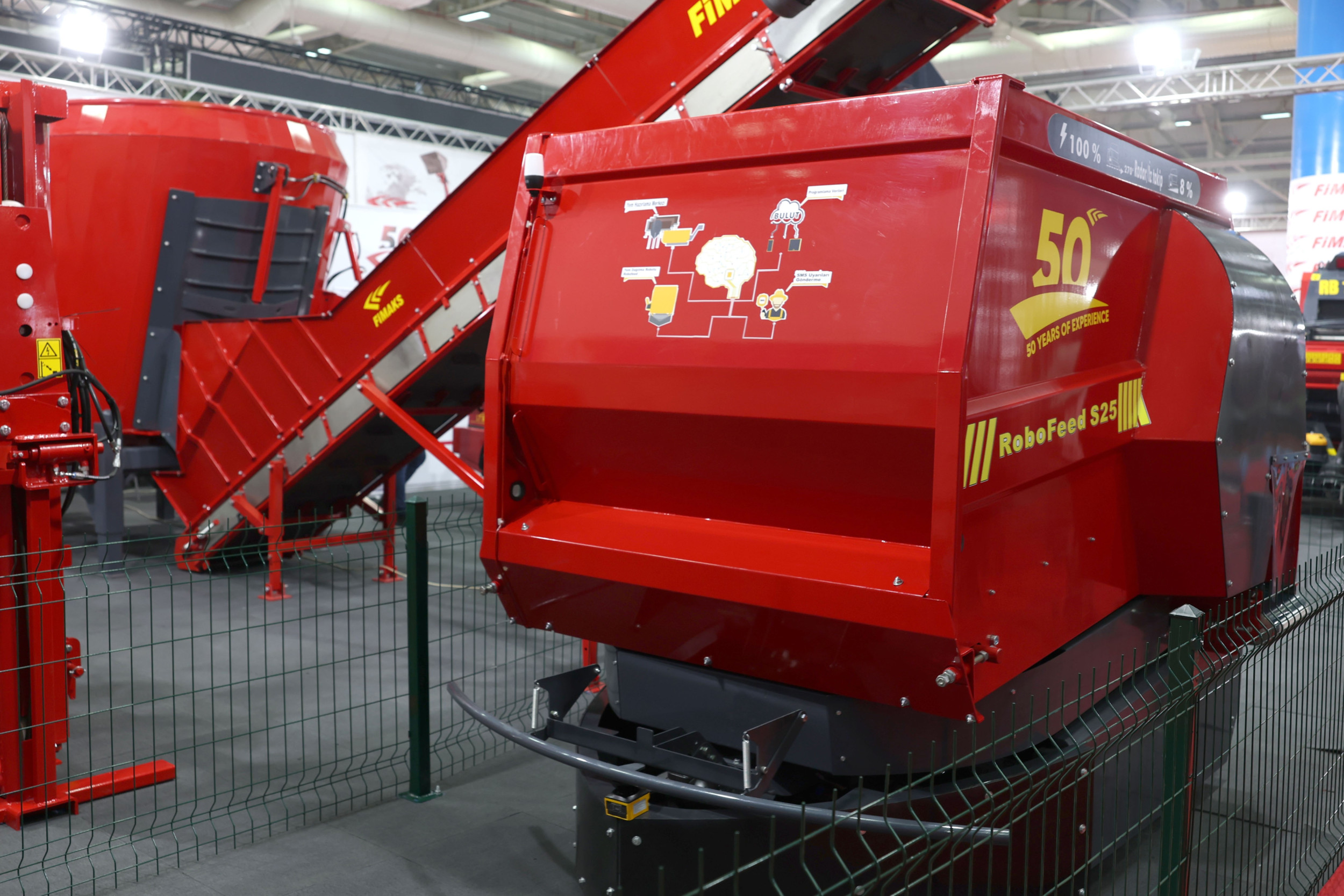 Voerrobot RoboFeed S25 van de Turkse fabrikant Fimaks brengt het voer, dat gemengd is door een stationaire mengkuip, van de voerkeuken naar de koeien. – Foto: Mark Pasveer