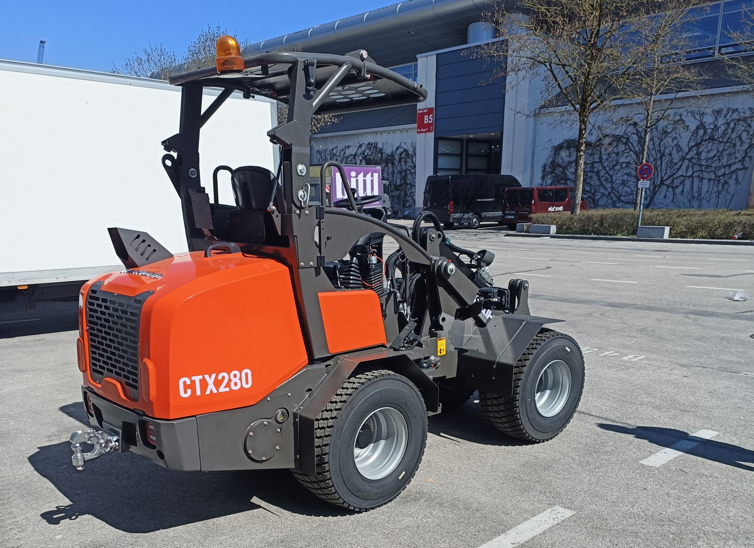 Een Chinese fabrikant heeft een Giant-minishovel tot in detail nagebouwd. Een rechter besloot dat deze machine per direct van de Duitse vakbeurs Bauma moest worden verwijderd. – Foto's: leverancier